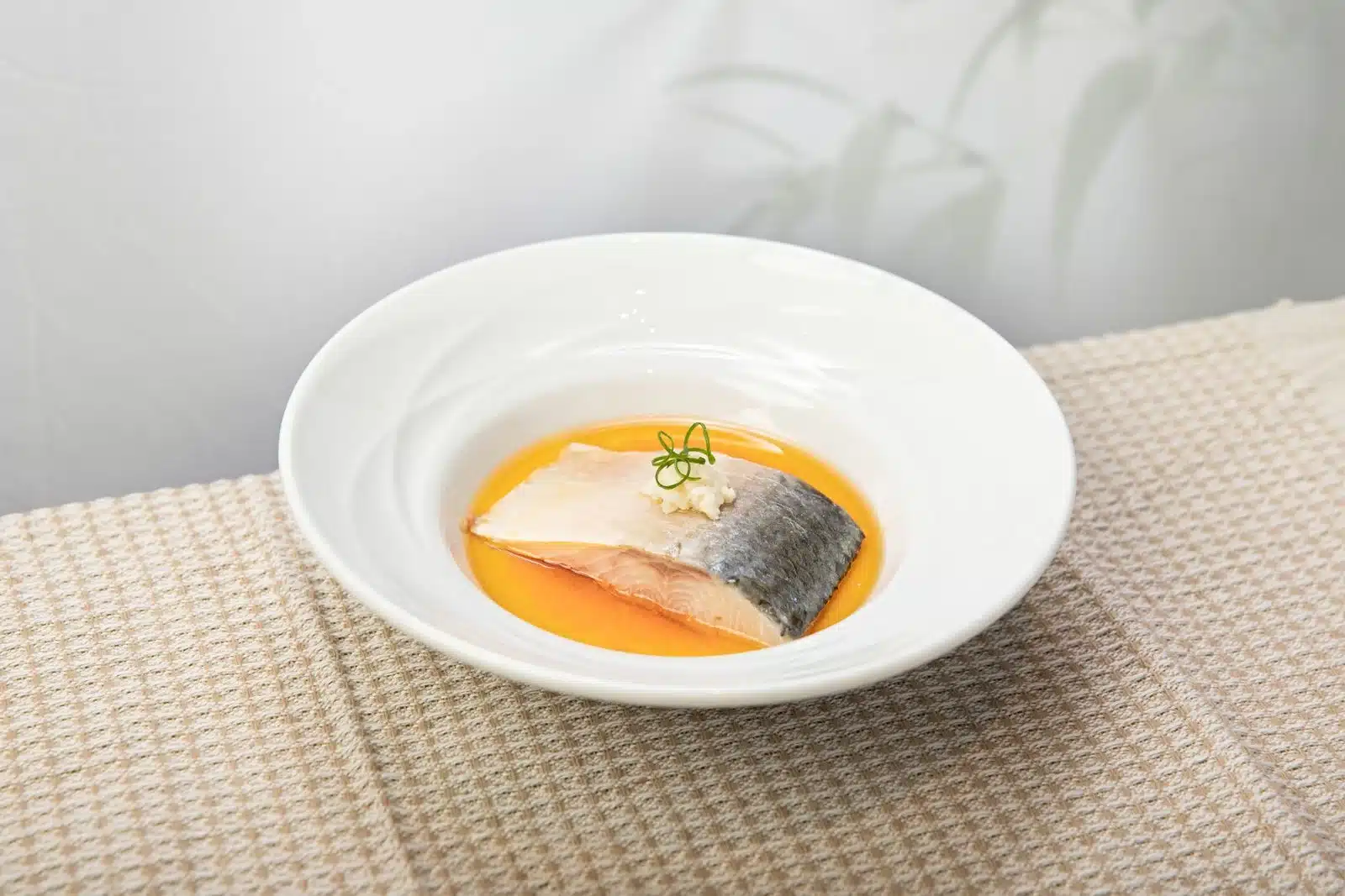 白盤盛裝一塊去皮清蒸魚，是低渣飲食期間補充蛋白質的優質選擇