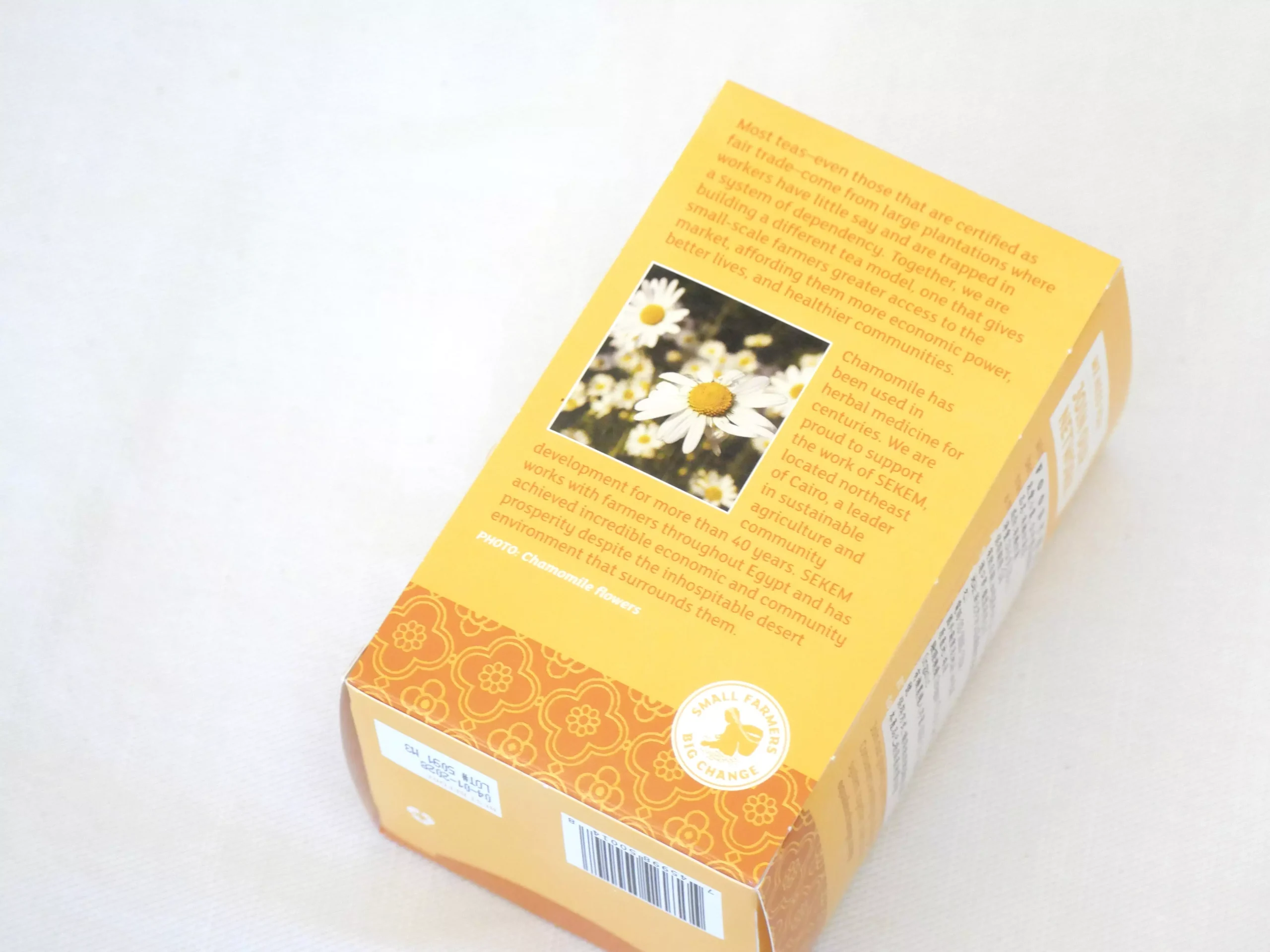 Equal Exchange 有機甘菊茶外盒背面,印著公平貿易故事與甘菊田照片