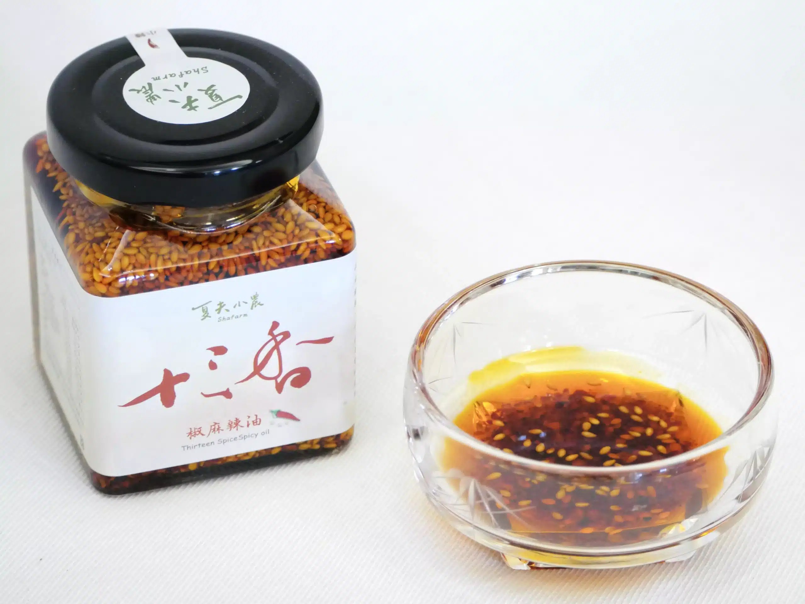 夏夫小農 十三香椒麻辣油 主視覺,瓶身與一碗辣油