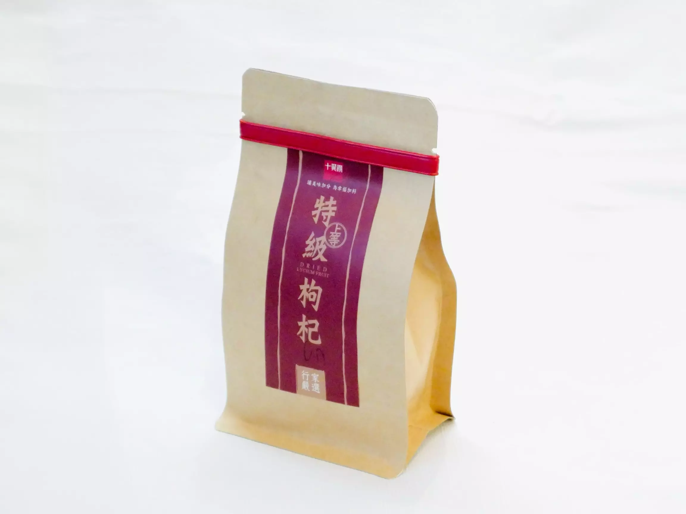 十翼饌上等特級枸杞，粒大色紅、成分單純，煮湯泡茶都方便