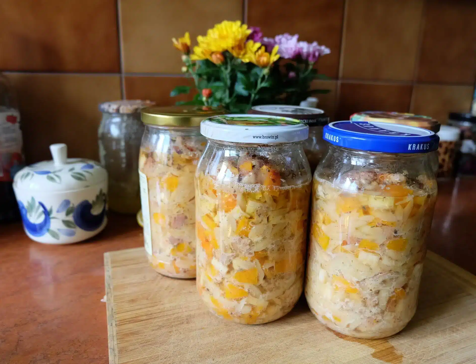 罐裝封存的即食食品與陶罐