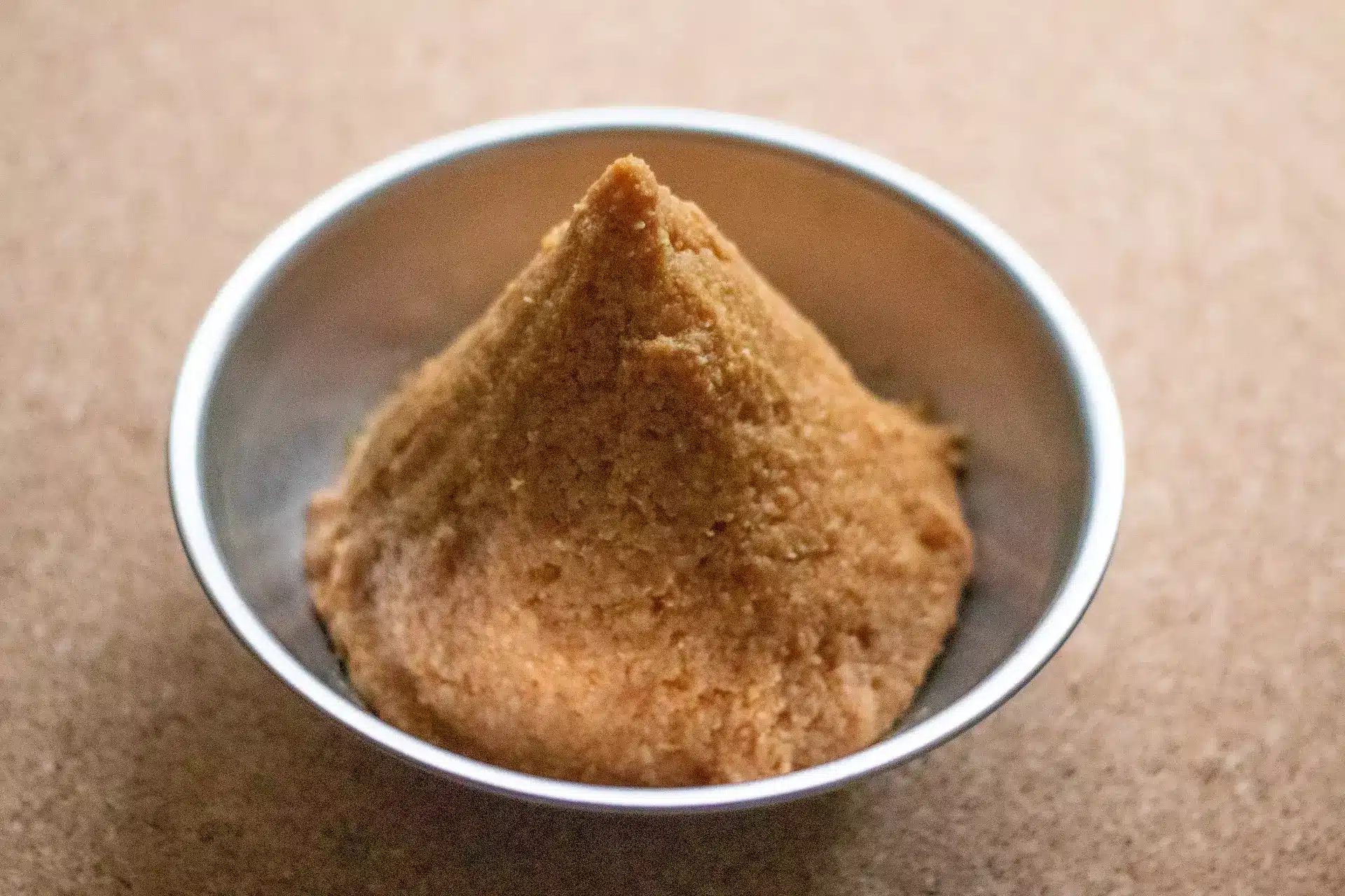 碗裡盛起來的味噌醬體