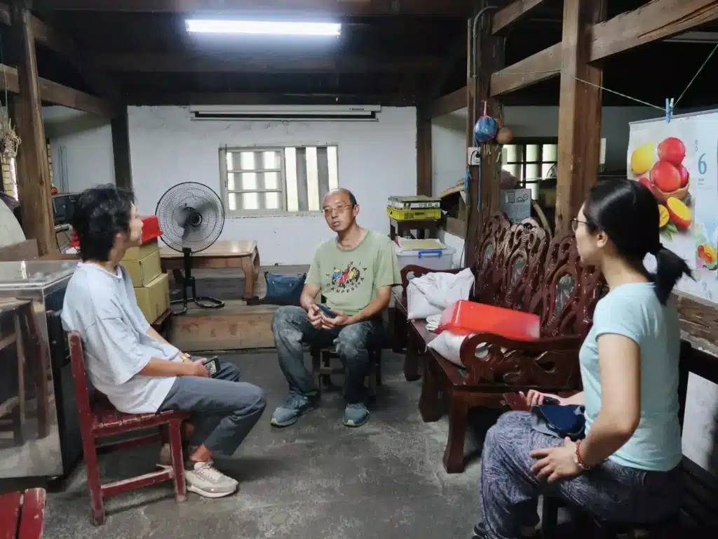 思偉跟著賴青松學習友善耕種方式種米