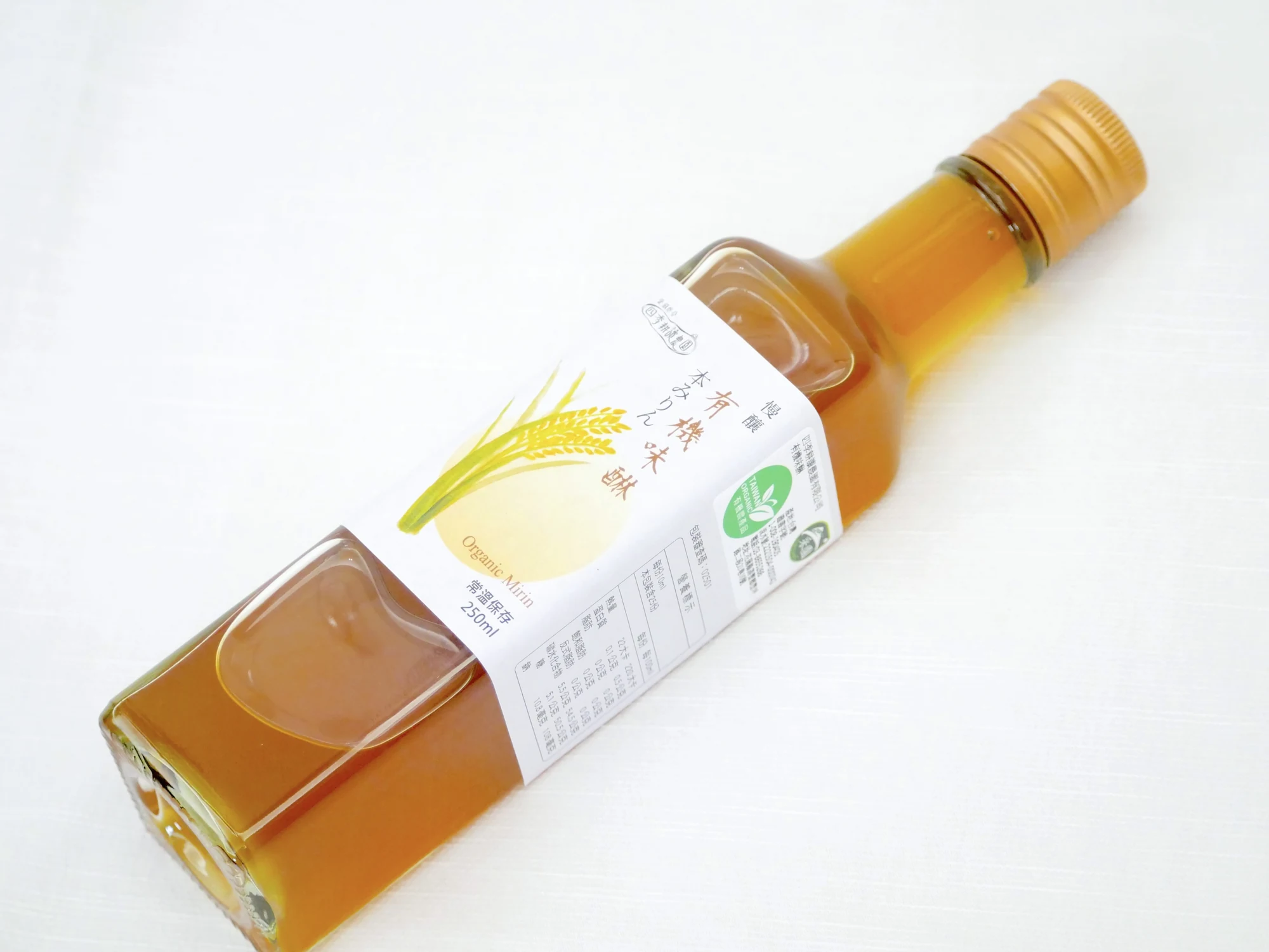 四季耕讀農園有機味醂玻璃瓶,瓶身印著本味醂與台灣有機農產品標章