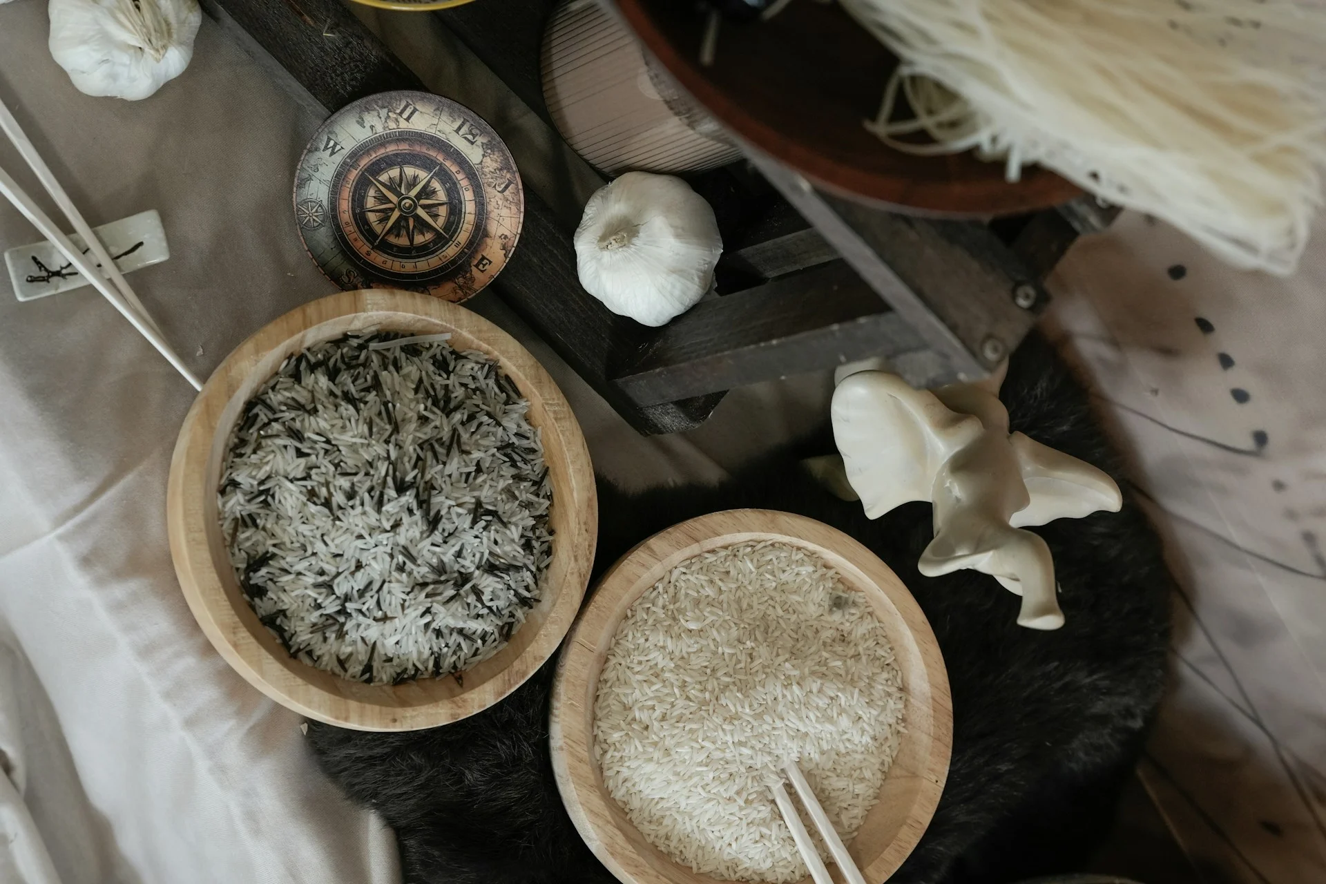 兩碗裝滿白米飯與筷子擺在桌上，是地瓜粥主要食材「米」的代表視覺