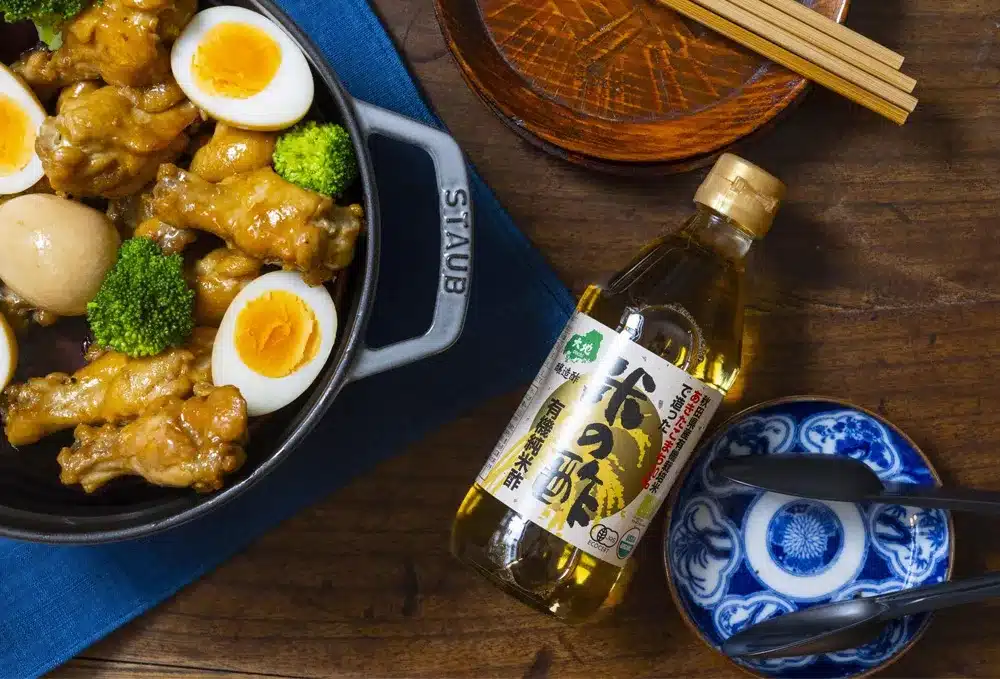 日本有機純米醋瓶子,旁邊是一鍋滷雞翅