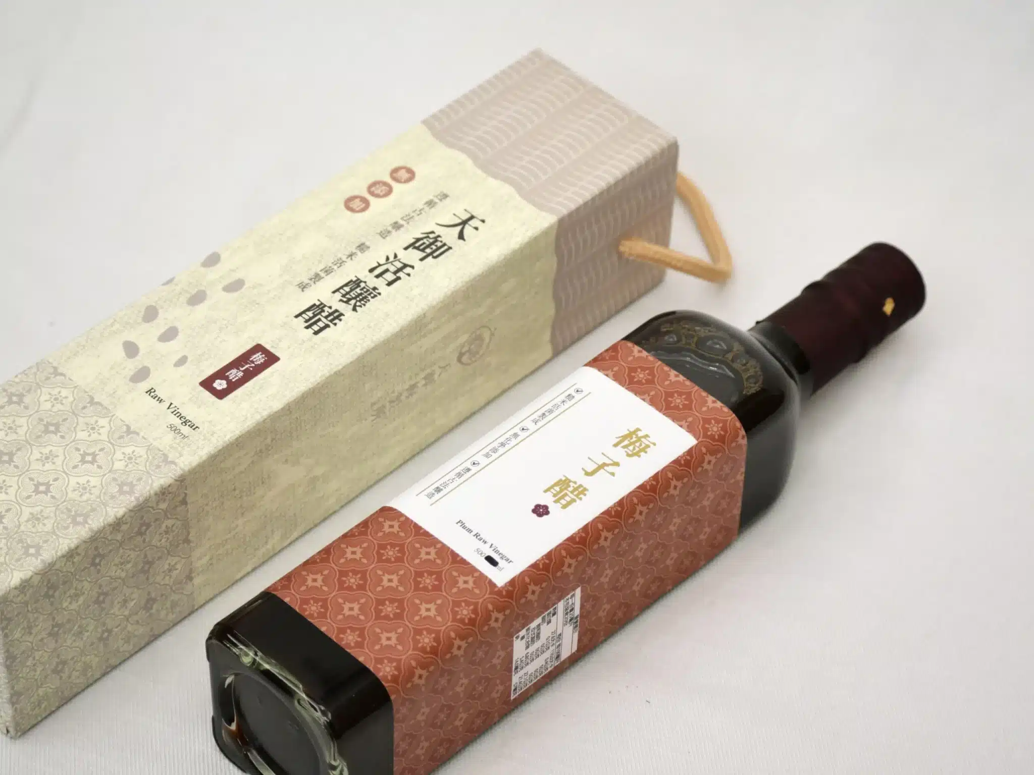 天御梅製所活釀梅子醋商品照，活菌糙米醋為基底搭配新鮮梅子與黃冰糖