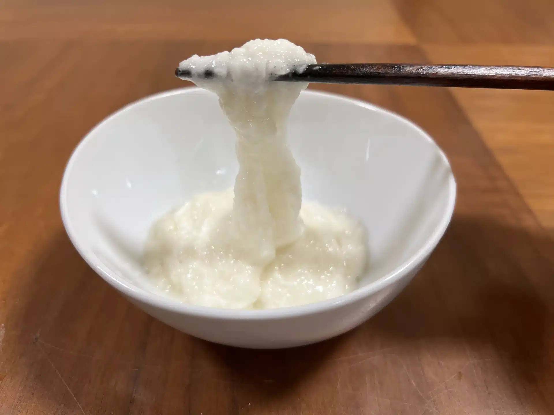 磨成泥的山藥，滑順帶黏性，是日式とろろ的常見吃法
