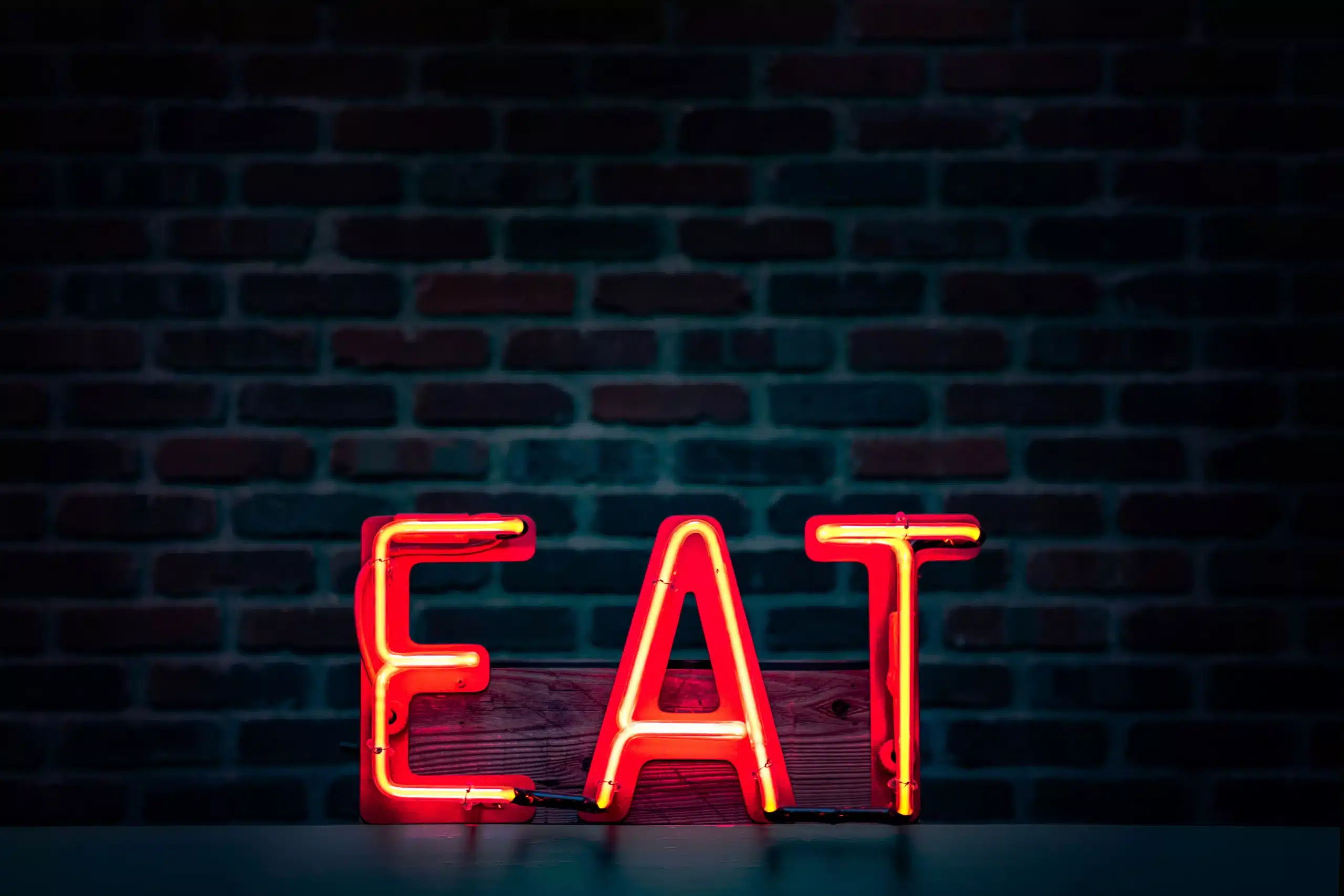 慢食主題餐桌情境，象徵放慢腳步、好好品味食物的生活態度