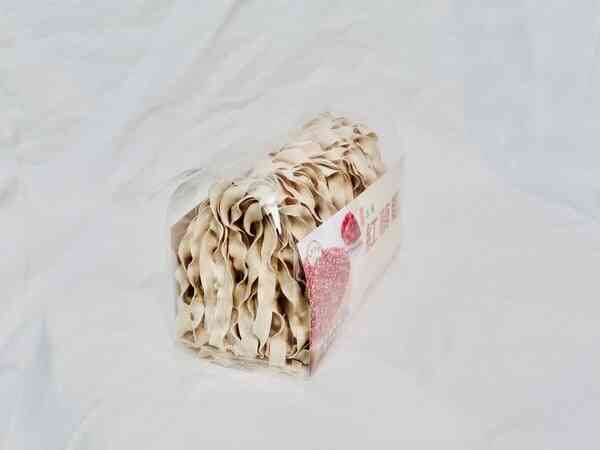 文晴農場三星紅藜麵麵條特寫,麵體 Q 彈