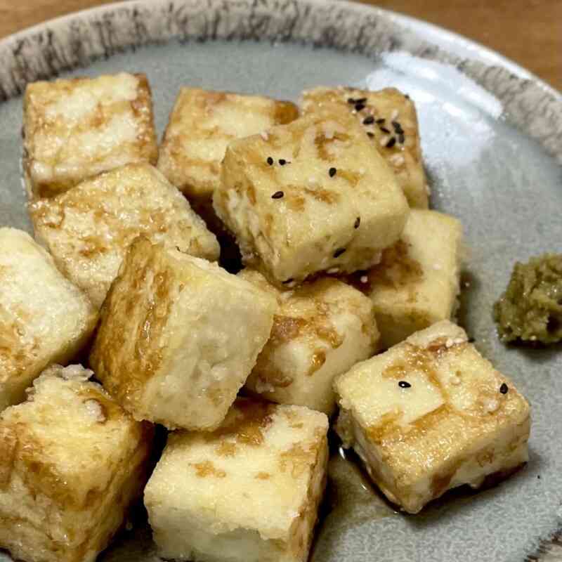 日式揚出豆腐成品，豆腐裹太白粉半煎炸淋醬油露