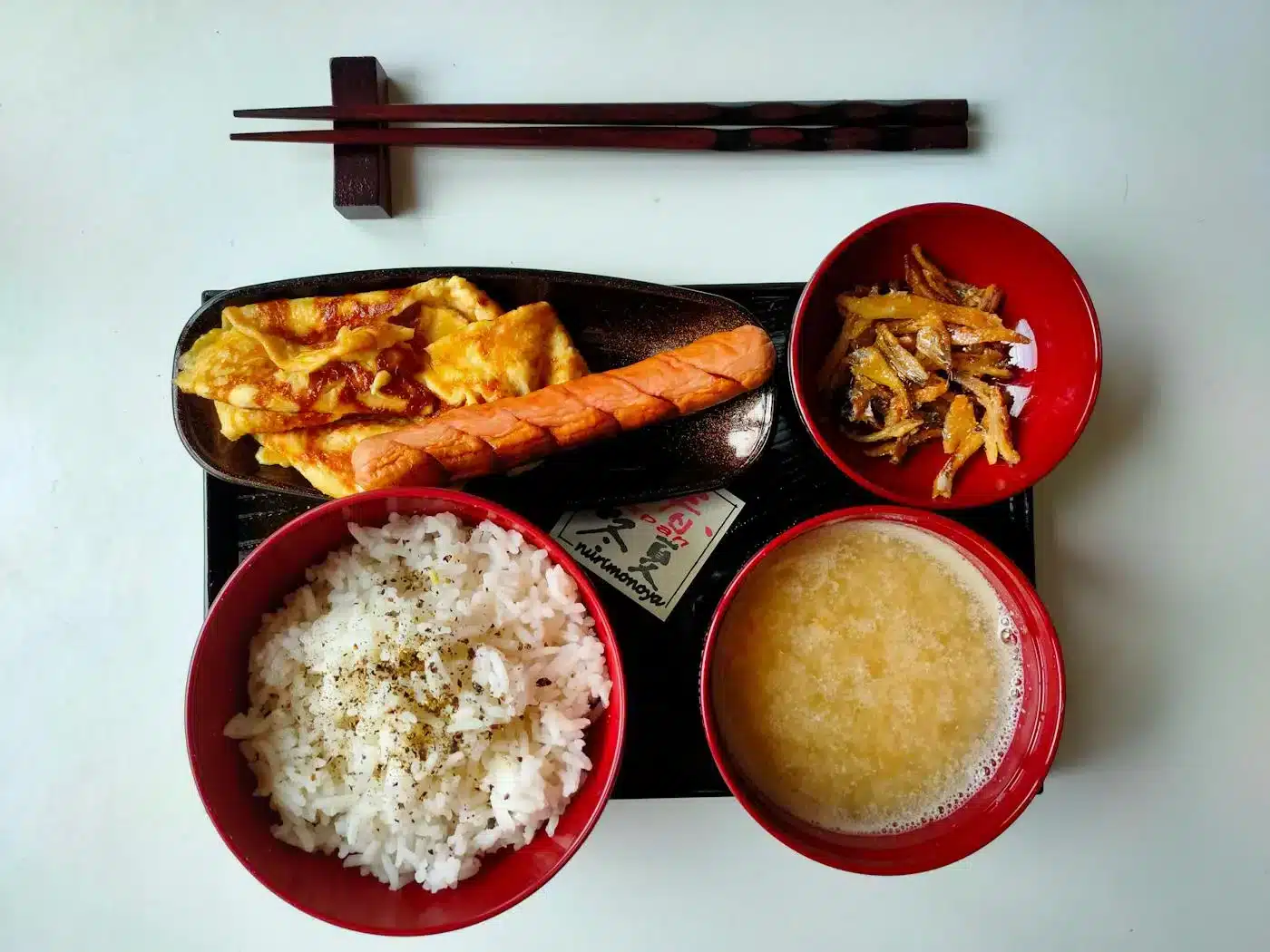 日式早餐的味噌湯與米飯，味噌等發酵食品是 GABA 的重要來源