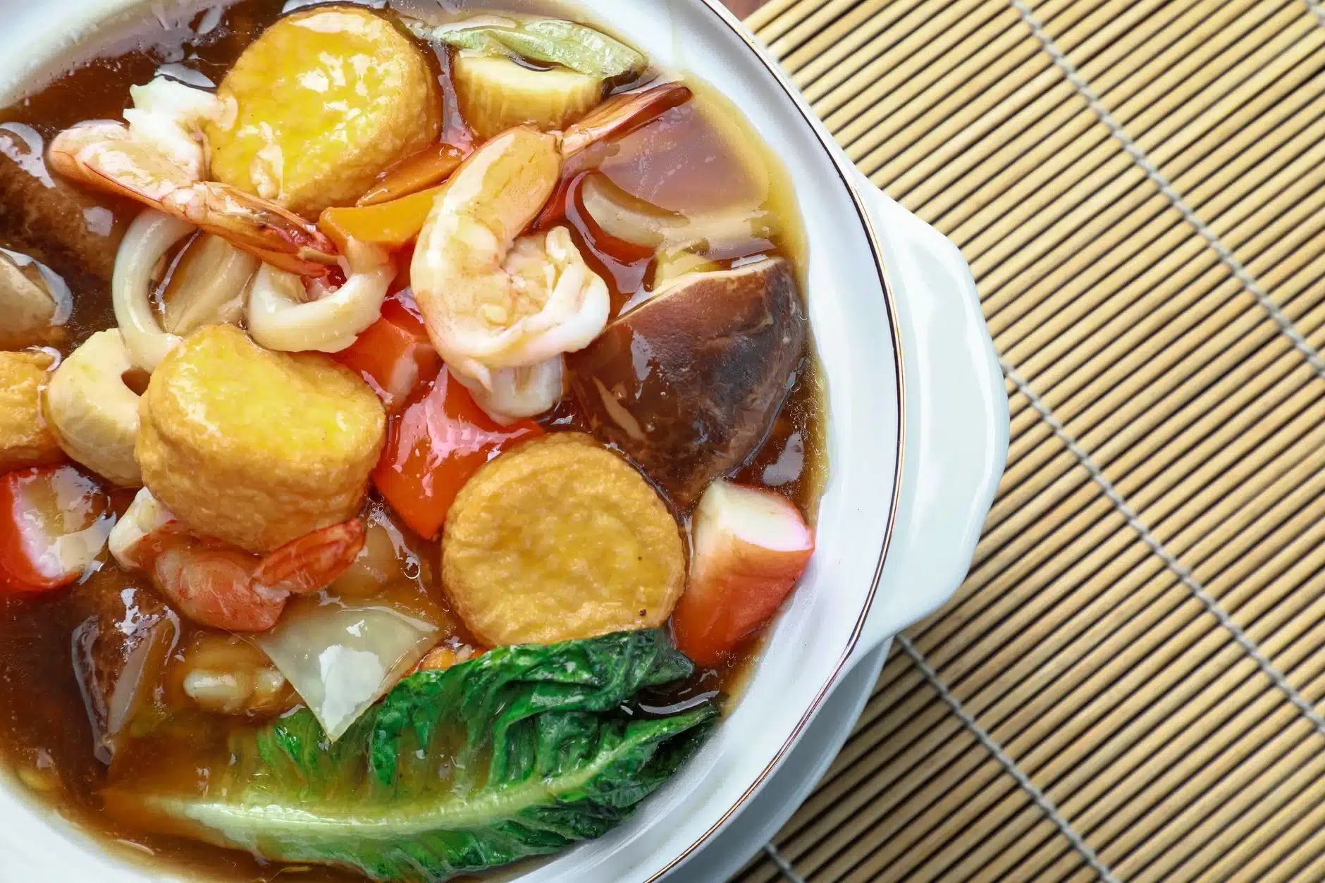 豐盛的日式火鍋有蝦、豆腐與蔬菜，昆布常拿來當火鍋湯底