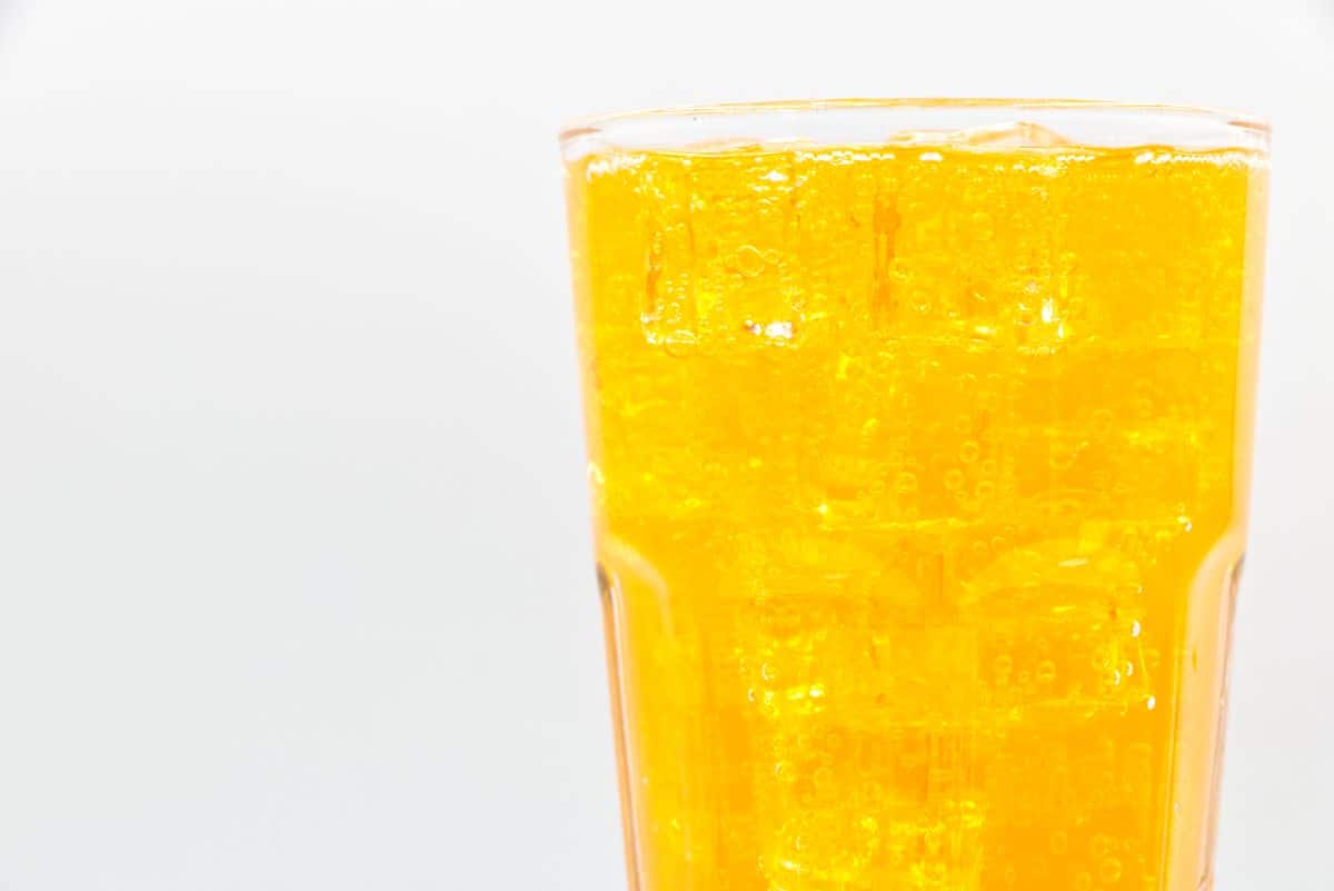 玻璃杯裝著金黃帶氣泡的飲品，康普茶建議飯後適量喝、一天一小杯就好