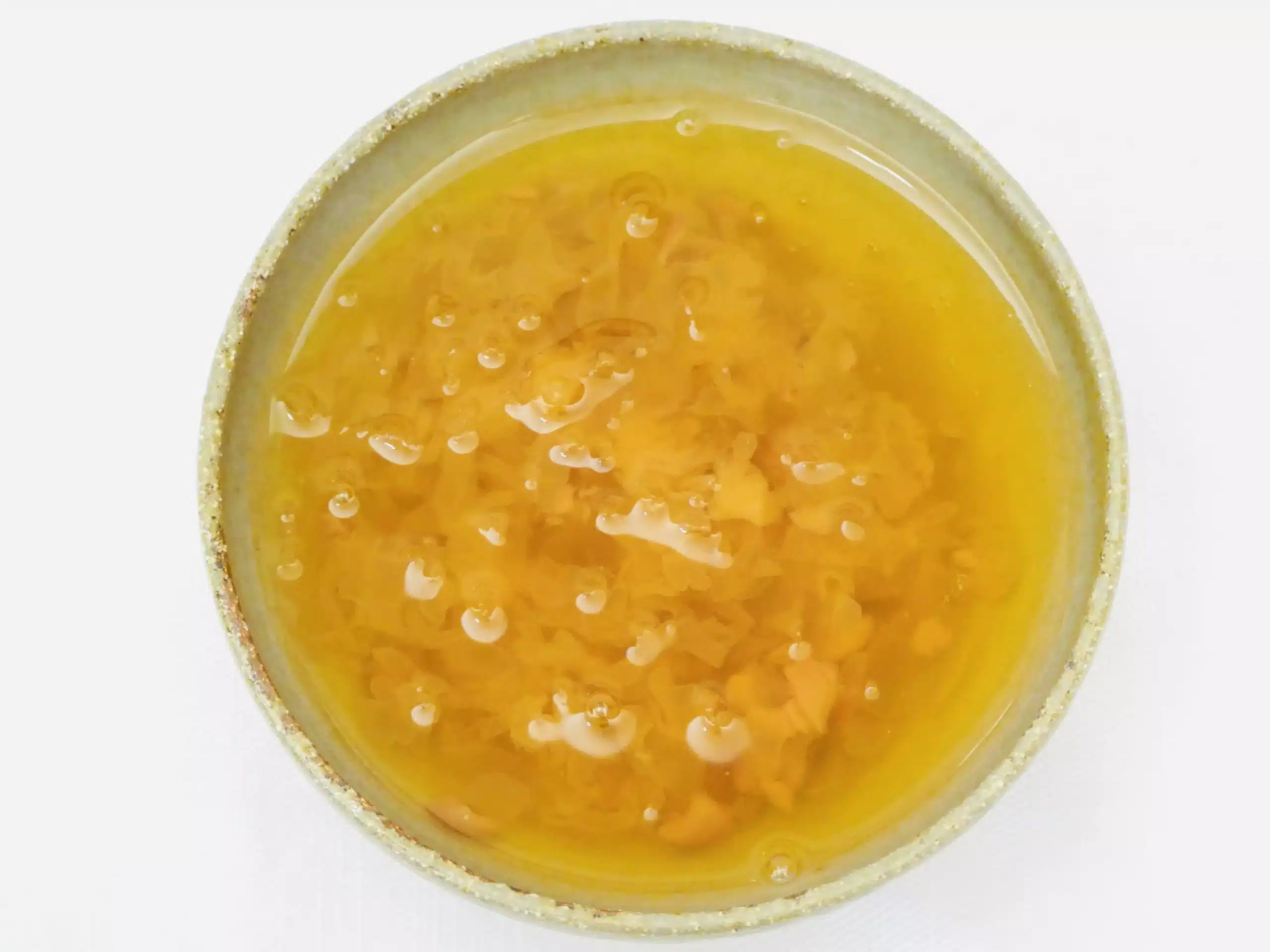 一碗熬到出膠的白木耳銀耳湯俯視，湯色清亮、膠質滑順，呈現白木耳的營養特色