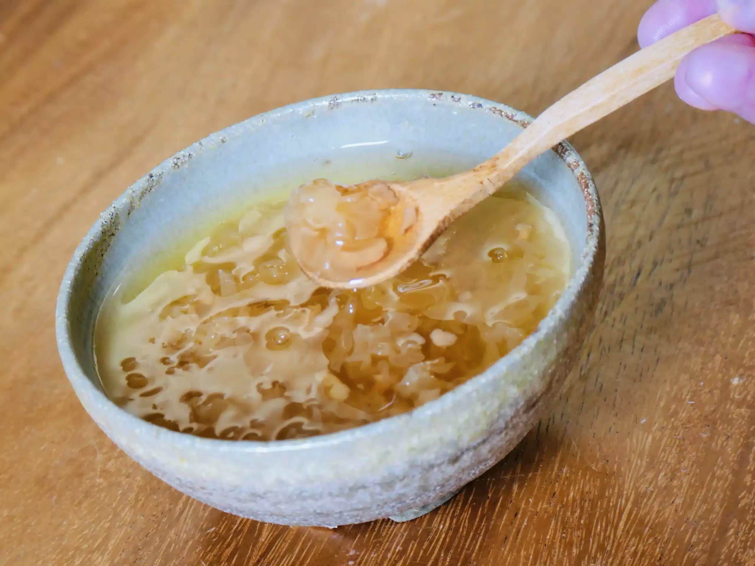 木匙舀起一碗白木耳銀耳湯，提醒煮好要冷藏、泡發別超時的食用注意事項
