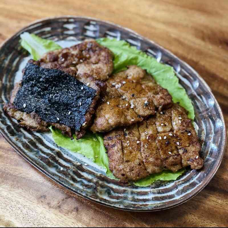 浦燒素鰻魚片成品，蓮藕牛蒡泥鋪海苔做成蒲燒鰻