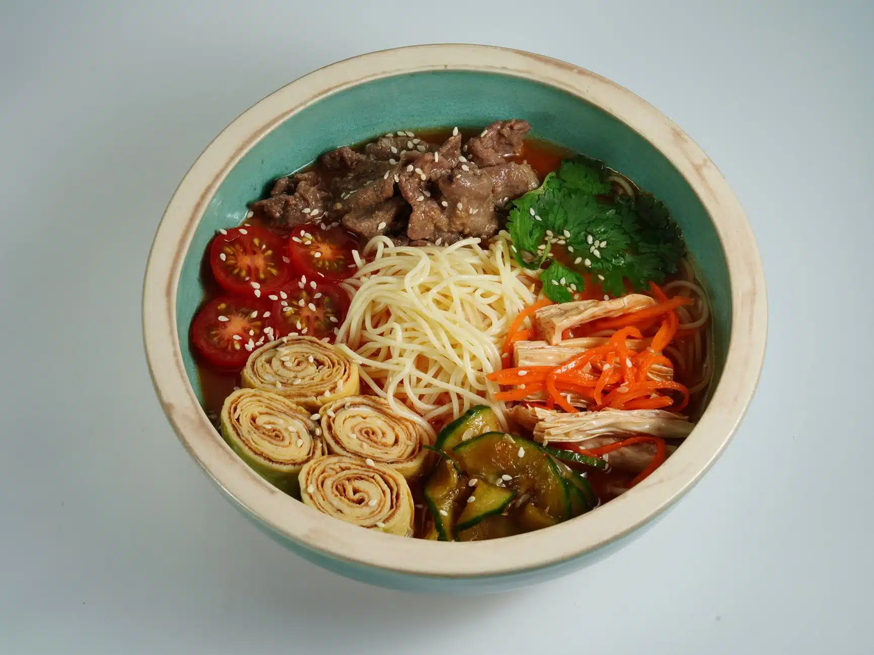 色彩繽紛的亞洲風涼麵碗搭配蔬菜，天熱沒食慾時清爽好入口的消暑午餐