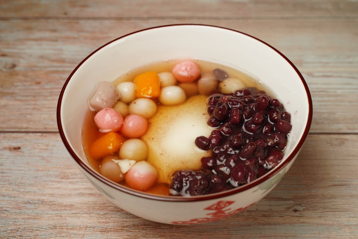 一碗甜湯加了紅豆、湯圓與芋圓等配料，綠豆湯可以加紅豆、薏仁、湯圓變化