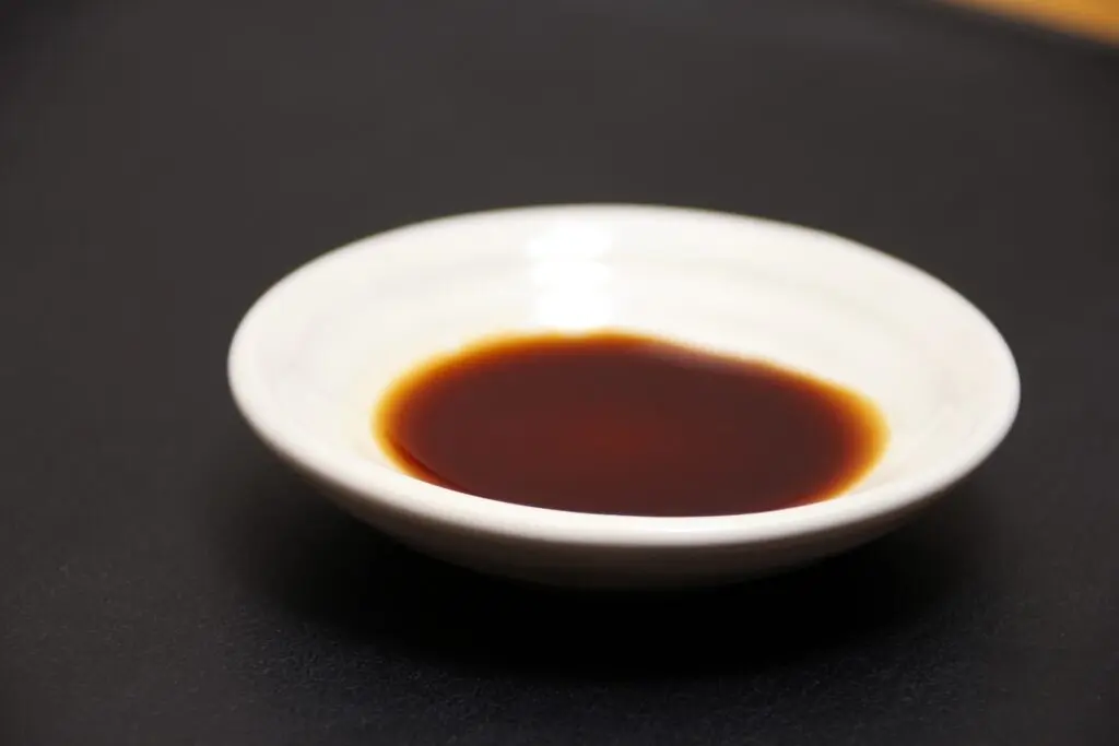 白醬油與一般深色醬油外觀對比，顏色差異一眼可見