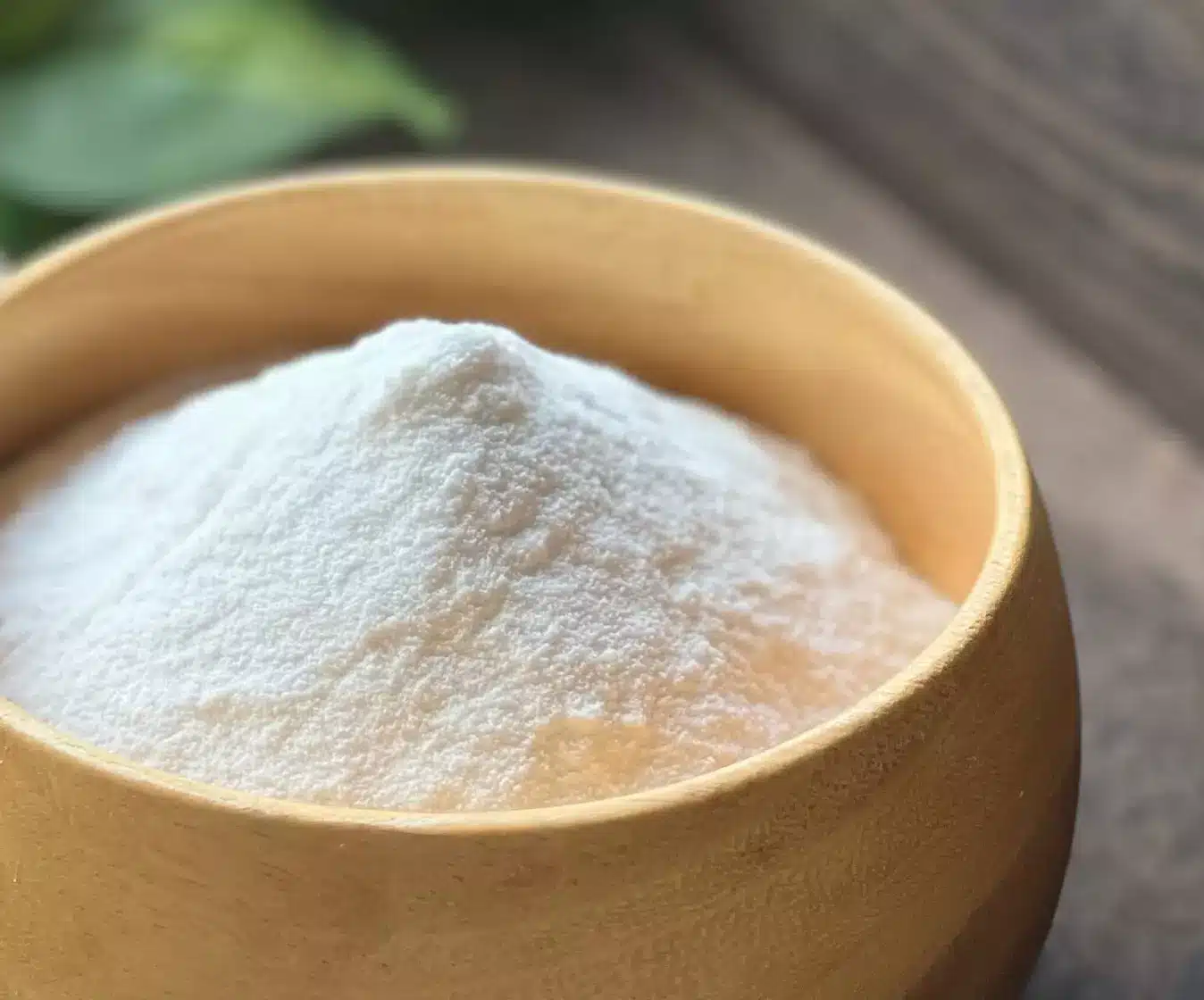 盛在木碗裡堆成小丘的白色米穀粉特寫
