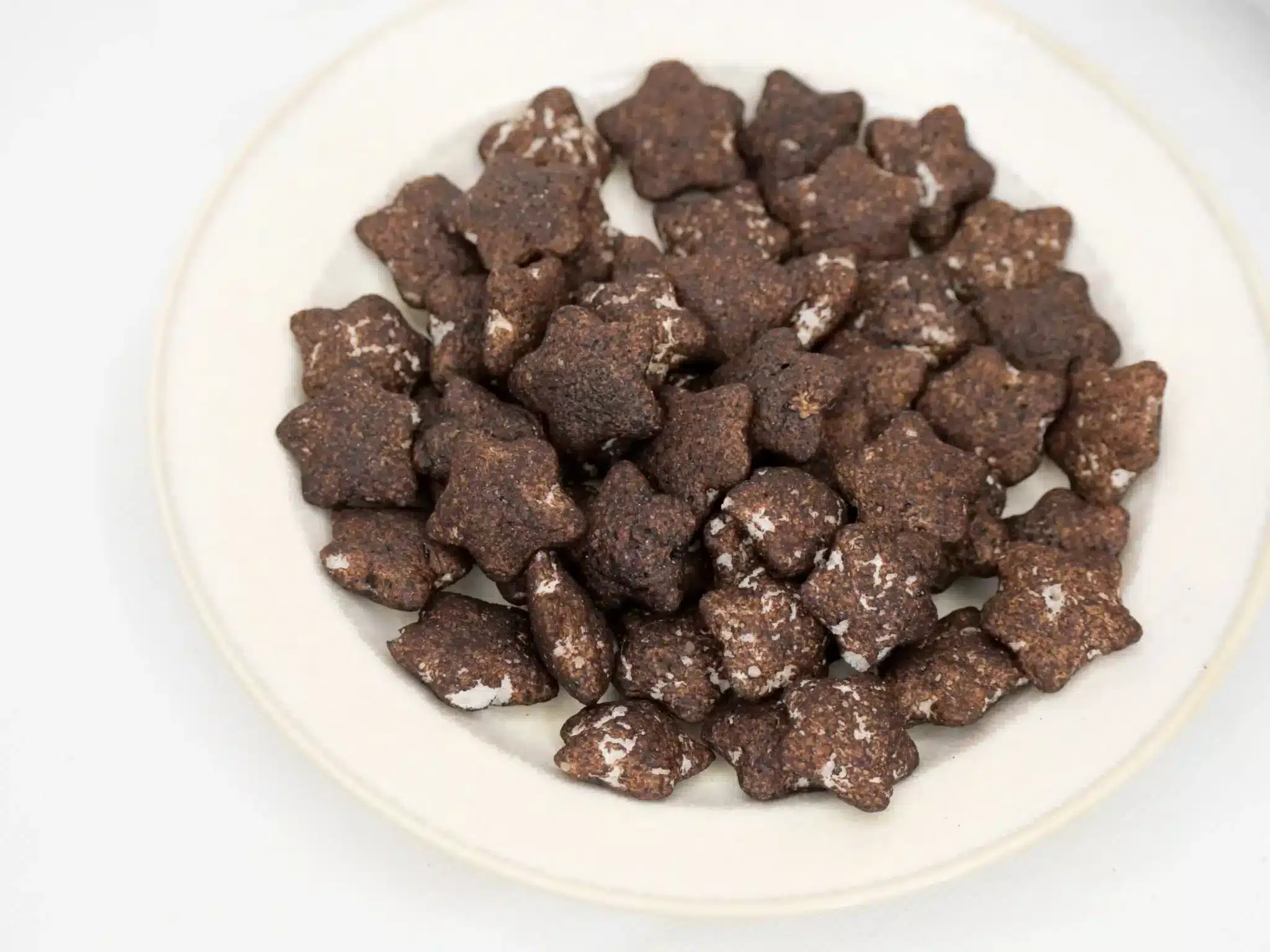 米點星 黑豆巧克力米菓 一片特寫