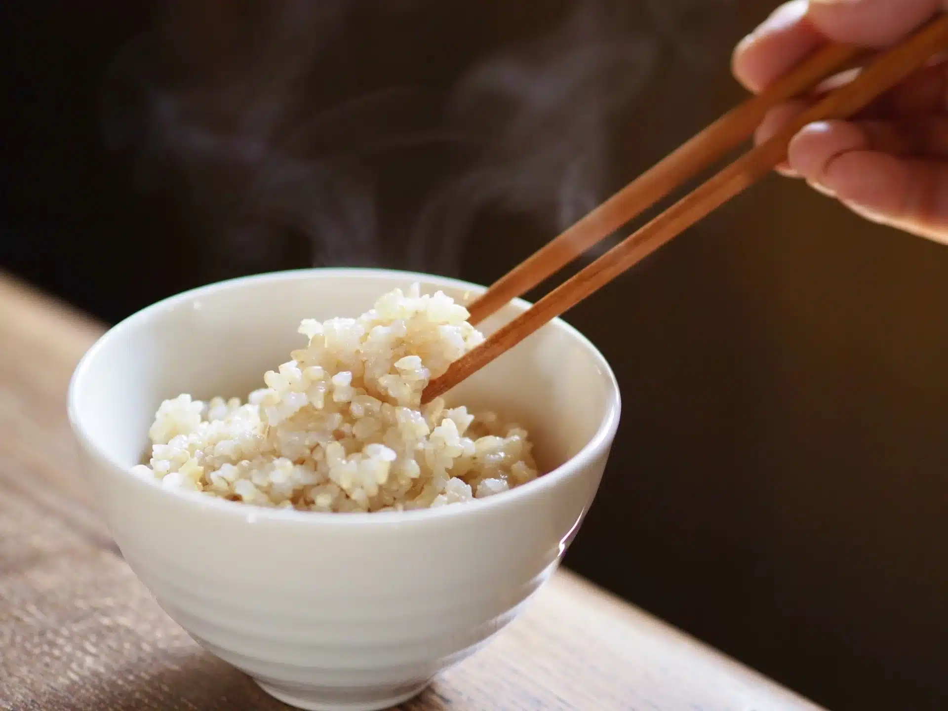 糙米與白米混合煮成的一碗飯