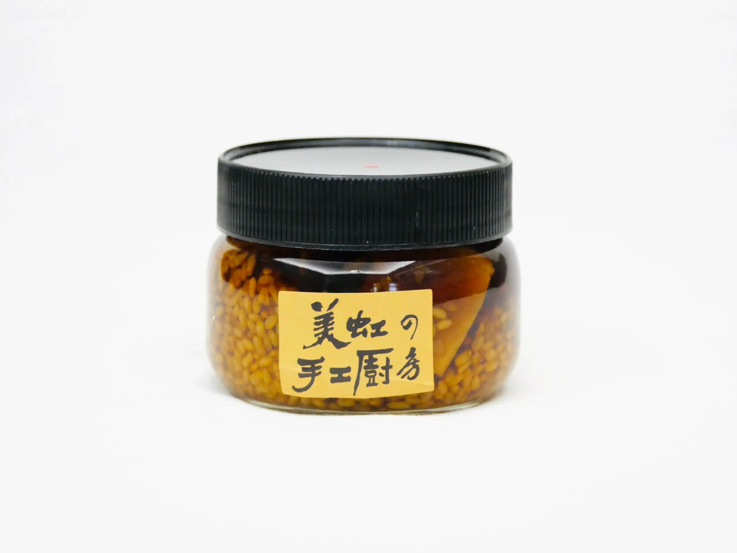 一罐金黃熟成的手工豆腐乳，豆腐乳鈉含量偏高、適量當調味料食用最理想