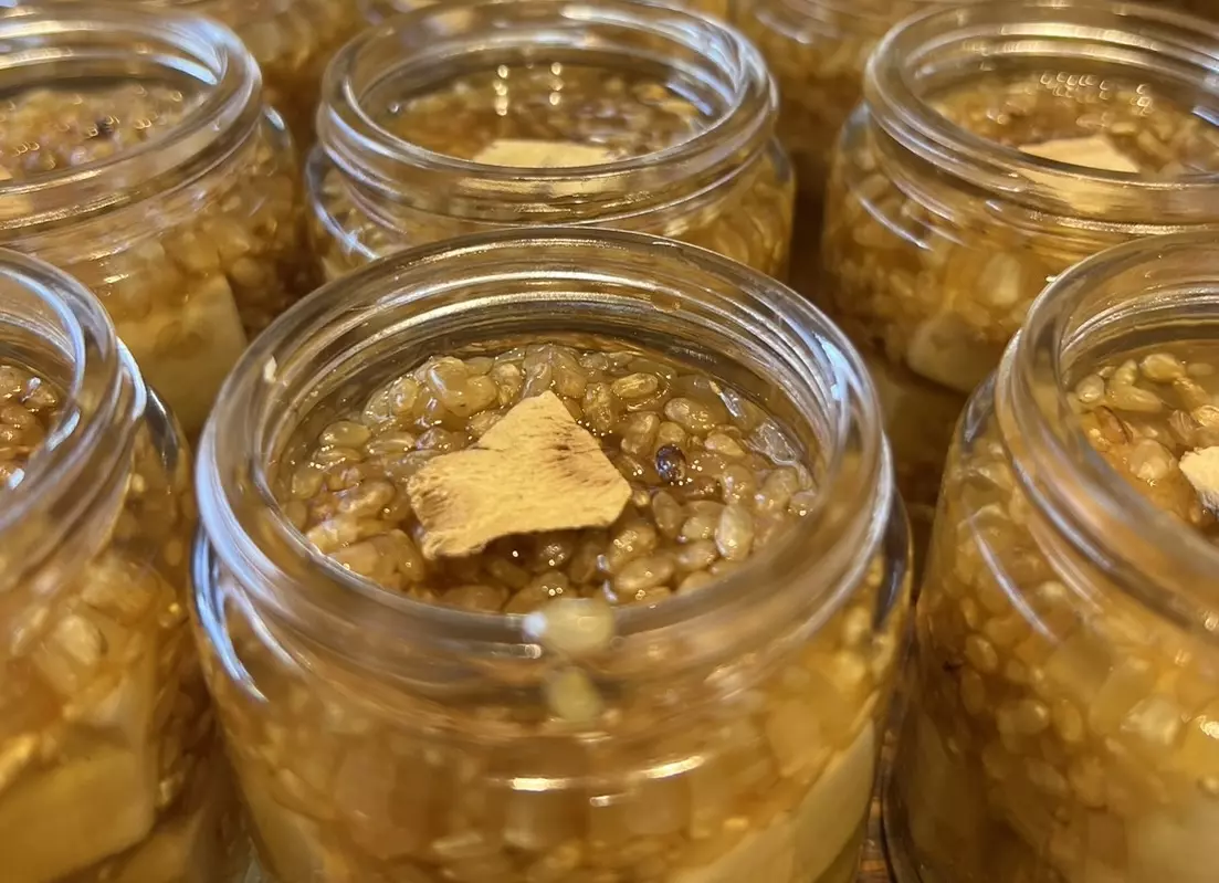 碟子裡盛著金黃色的手工豆腐乳，豆腐乳推薦挑無添加、包裝完整的產品