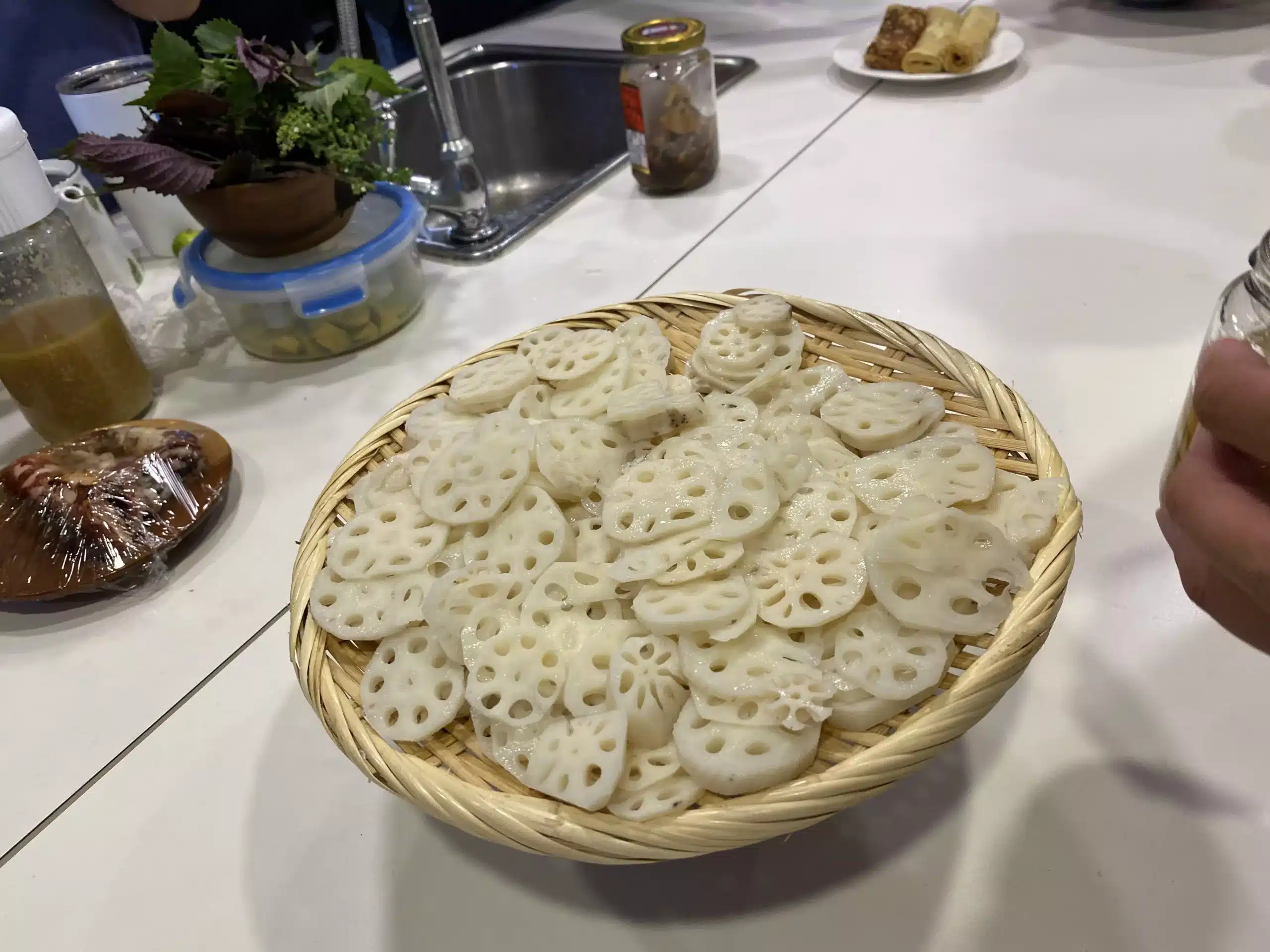 切片的新鮮蓮藕，蓮藕是小暑三寶之一、清脆爽口的當令食材