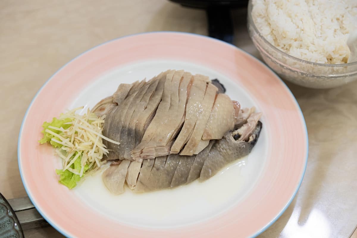 盤中切片料理點綴薑絲與蔥，嫩薑可切絲入菜去腥提鮮，三杯、炒肉都適合
