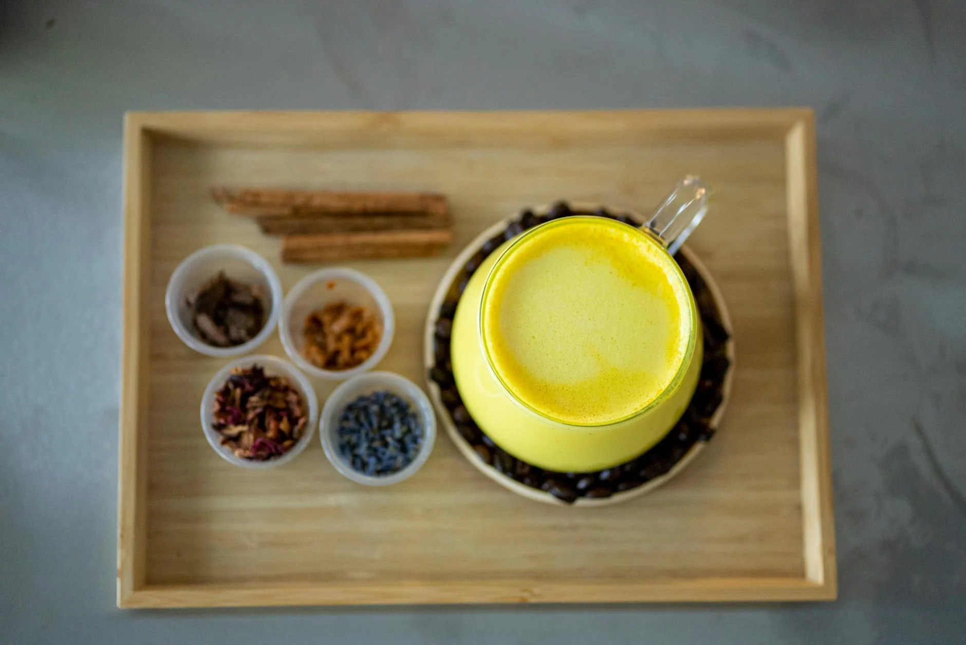 薑黃拿鐵與香料俯拍擺盤，黃金牛奶 golden milk 是薑黃 functional drink 的代表類型