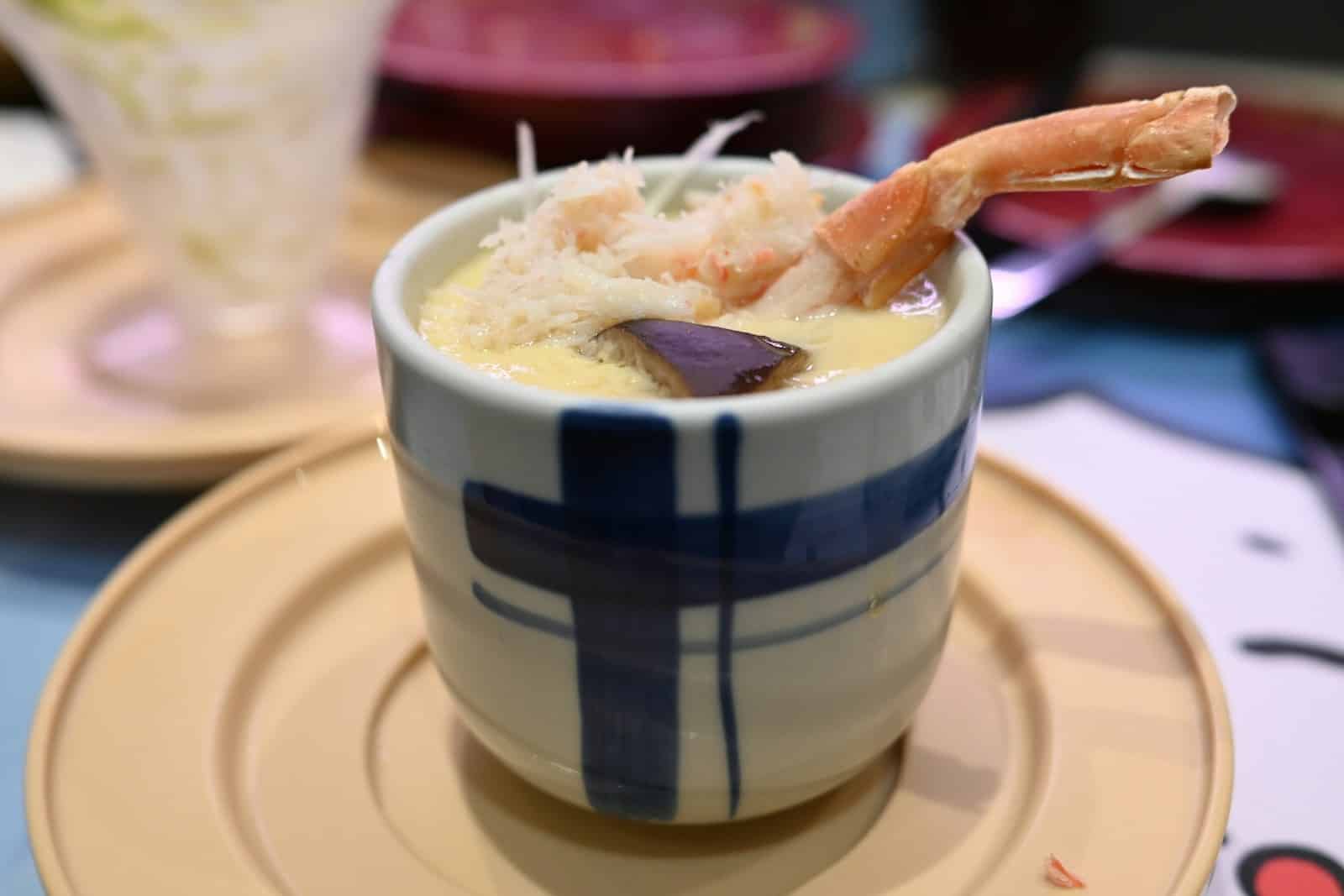 茶碗蒸加了蟹肉、蝦子與茄子，是日式茶碗蒸常見的豐富加料變化