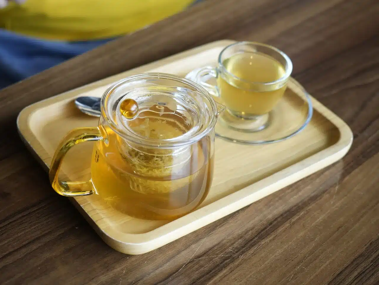 透明玻璃杯與茶壺沖泡溫熱飲品，蜂蜜水建議用溫水沖泡保留香氣