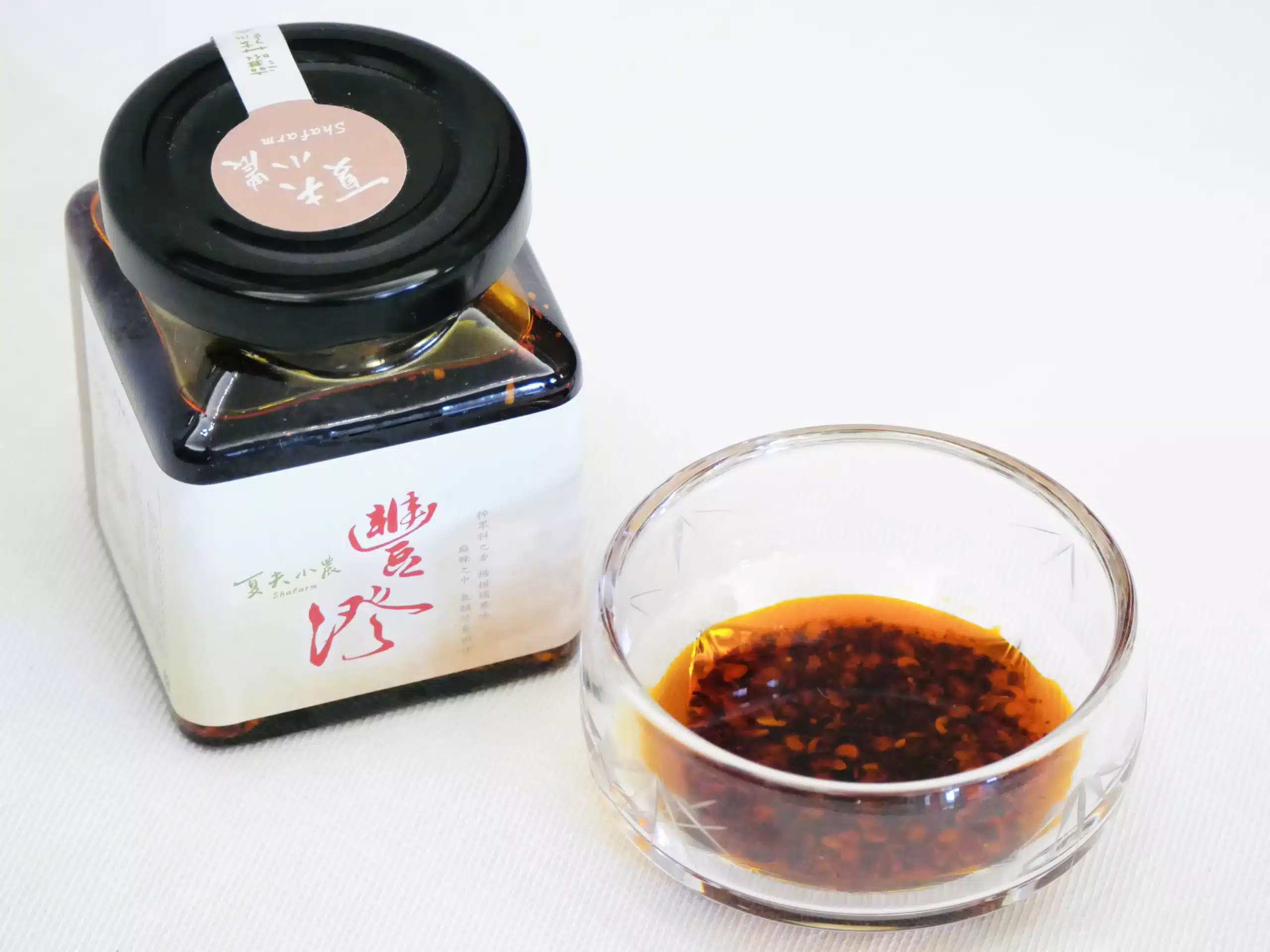 夏夫小農 豐澄椒麻辣油 主視覺,瓶身與一碗辣油