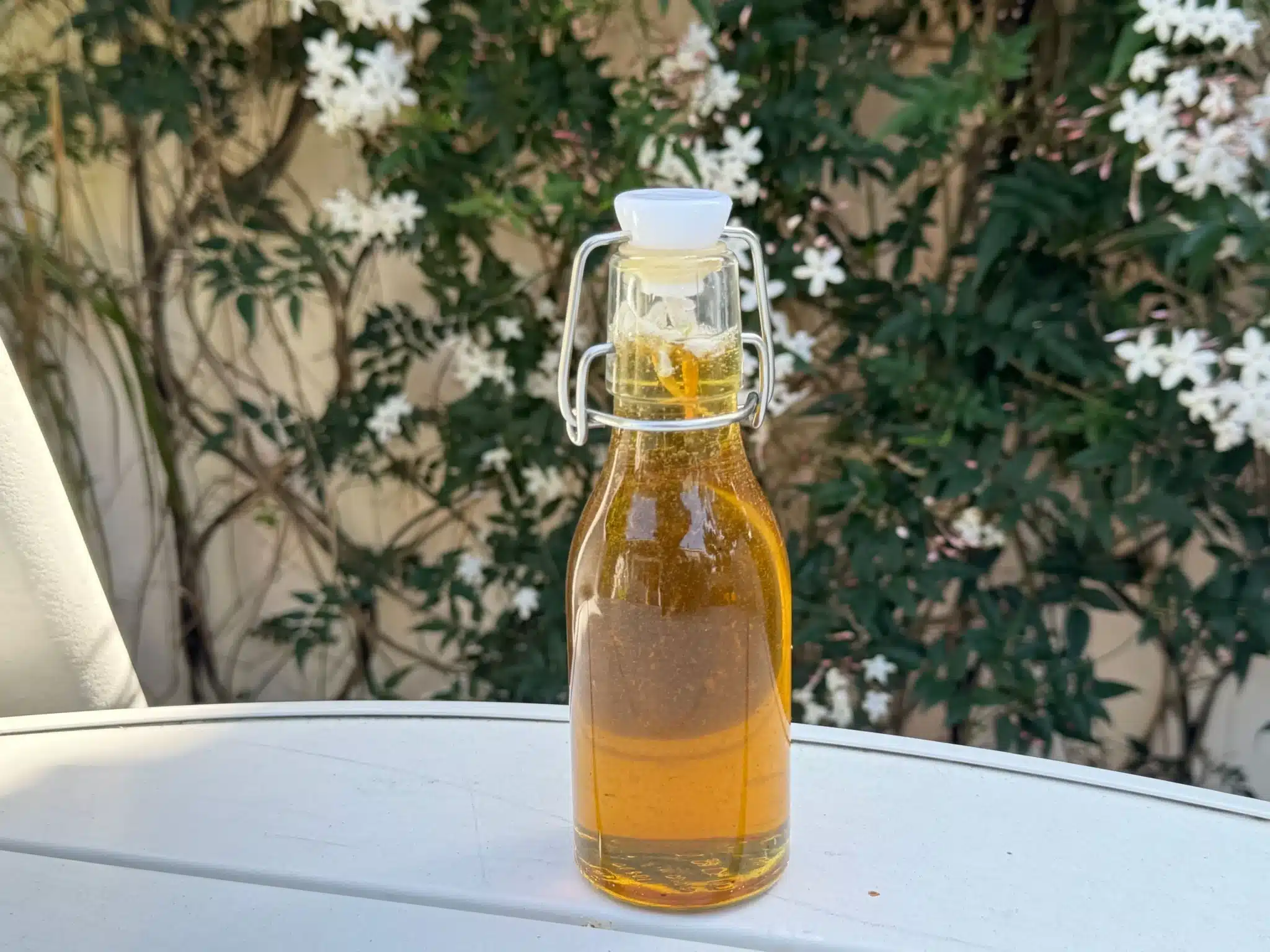 金黃澄澈的高油酸葵花油裝在玻璃瓶中，油質穩定