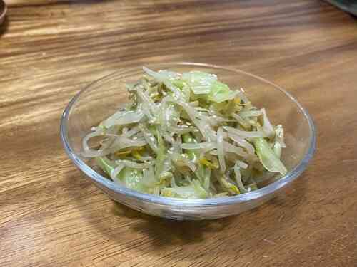 韓式涼拌豆芽高麗菜成品，豆芽高麗菜拌鹽麴白芝麻
