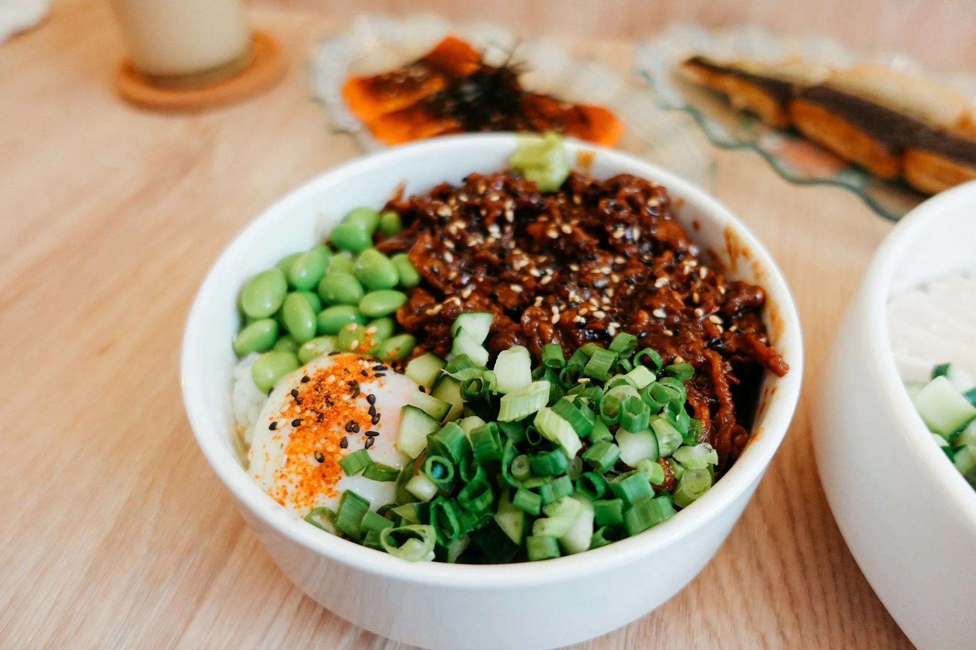 俯拍一碗裝滿多種雜糧與鮮果的陶瓷碗擺在木桌上，是食農教育三面六項「飲食與健康」代表視覺