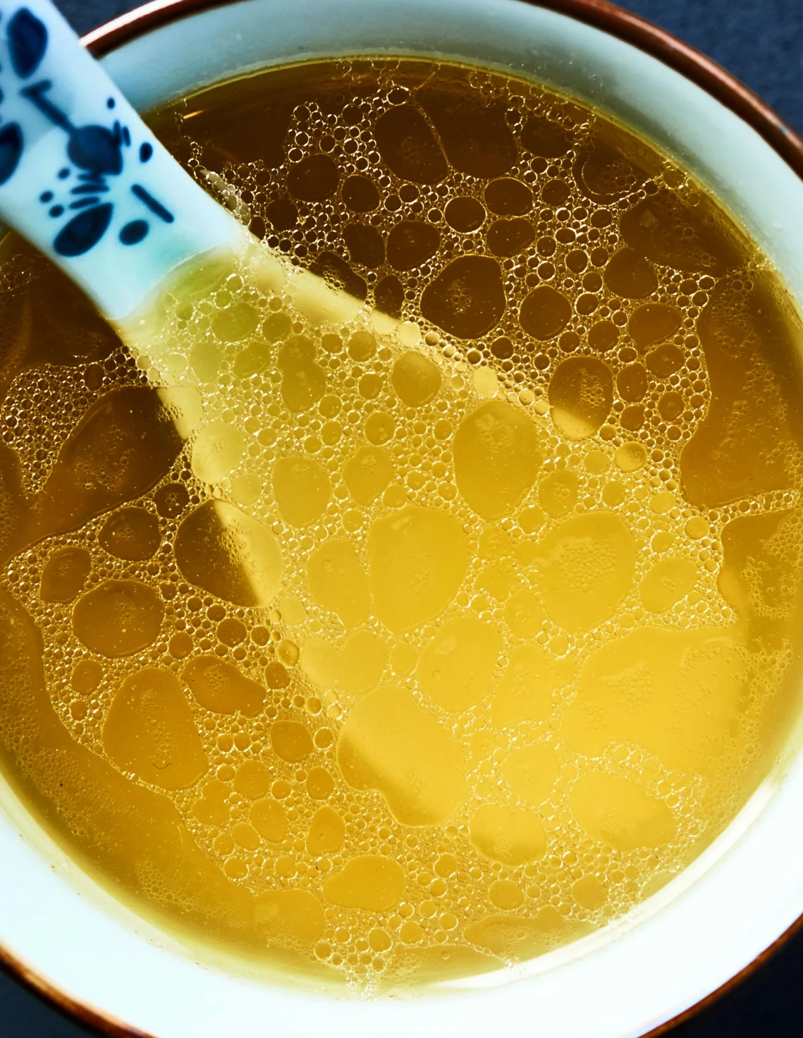 柔和燈光下一碗香菇雞湯凝出金黃湯頭是台式家常燉湯代表視覺