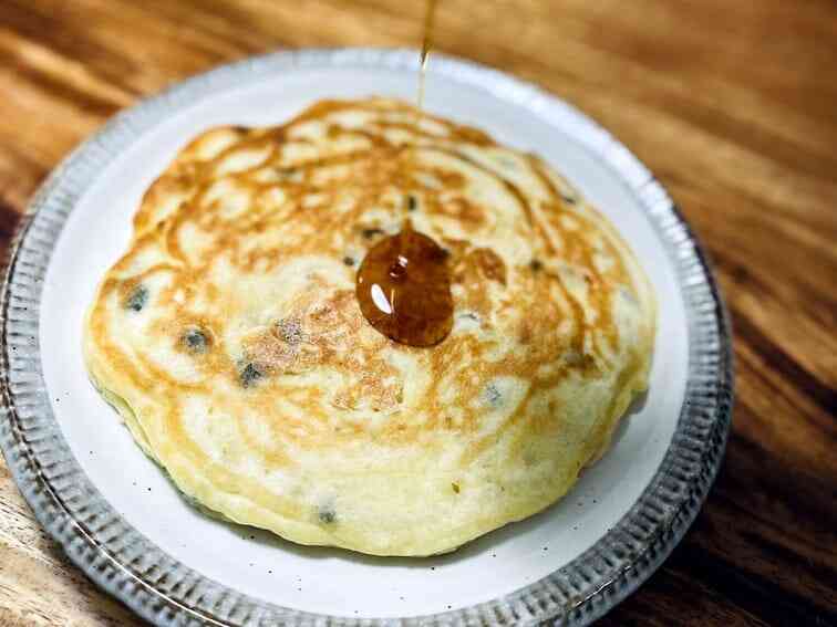 無麩質香蕉鬆餅成品,香蕉煎餅淋上蜂蜜