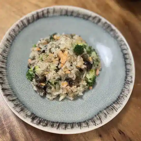 鮭魚蔬菜燉飯成品,鮭魚配鴻禧菇花椰菜的豆漿燉飯