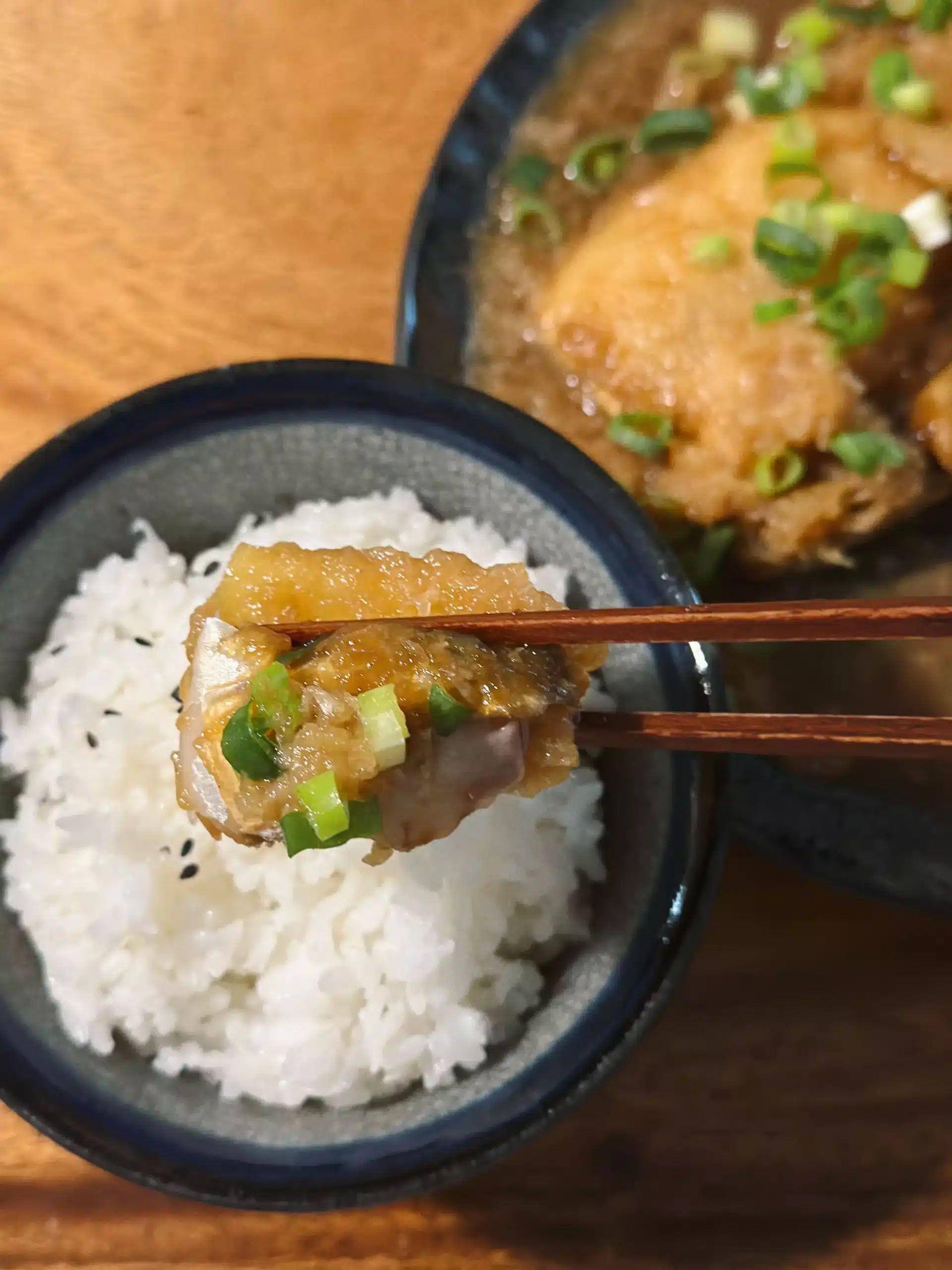 鯖魚霙煮成品，煎鯖魚淋醬汁鋪上白蘿蔔泥與蔥花