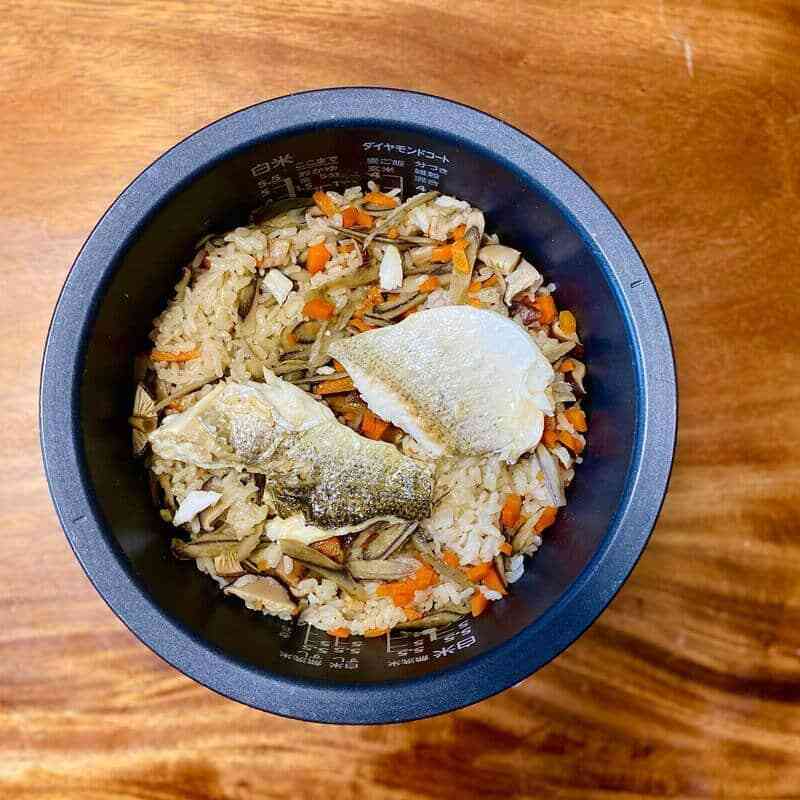 鱸魚蔬菜炊飯成品,鱸魚配牛蒡紅蘿蔔椴木香菇的炊飯