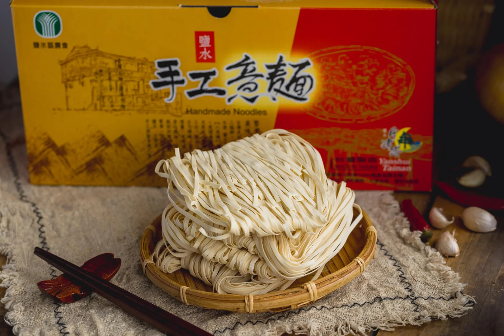 鹽水農會手工傳統意麵禮盒與竹篩上一疊生意麵