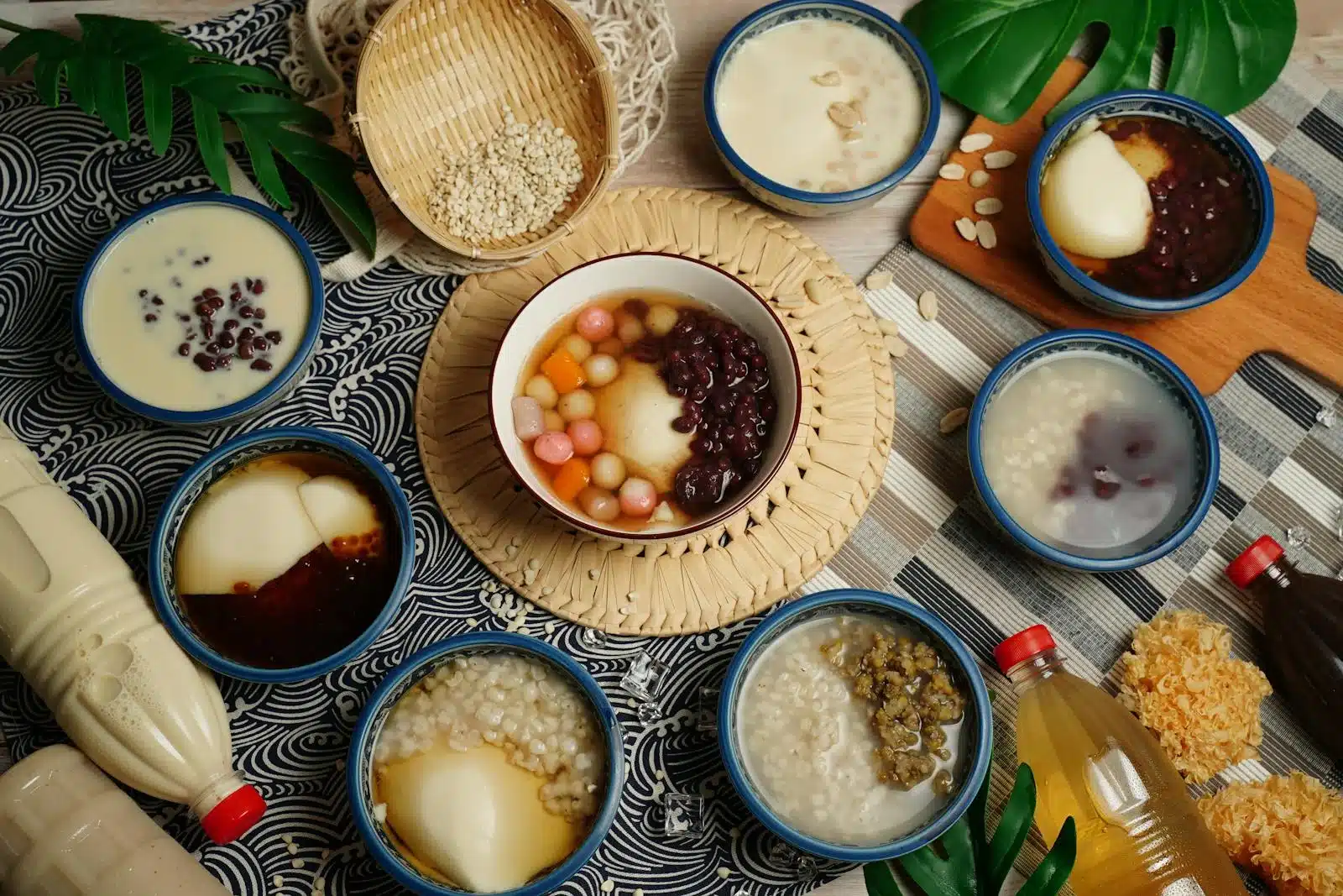 碗中滑嫩的鹽滷豆花搭配配料，口感綿密帶豆香