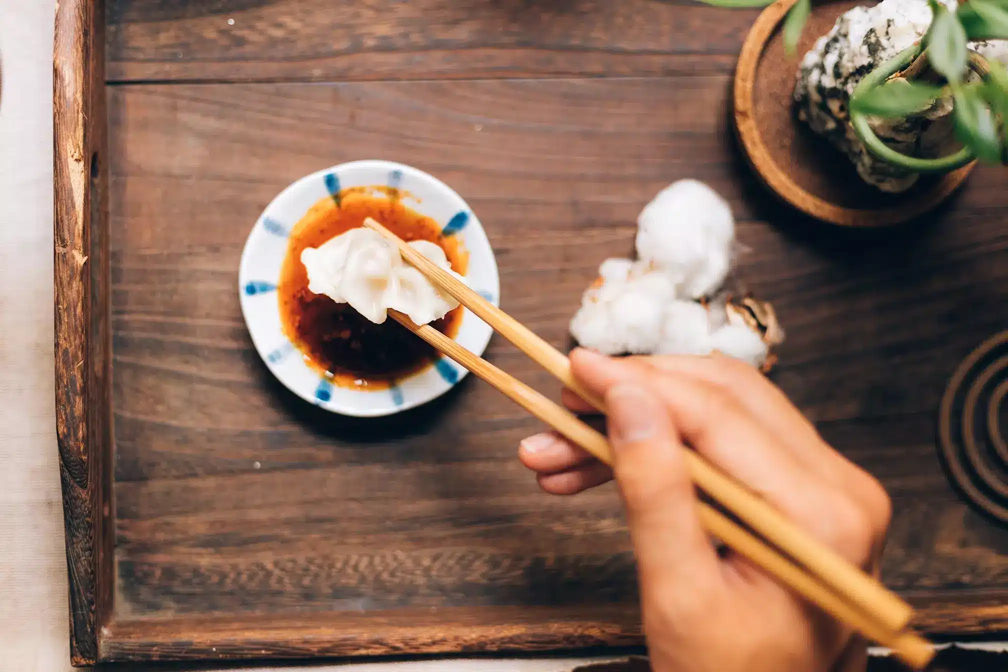 筷子夾起水餃沾夏夫小農豐澄椒麻辣油