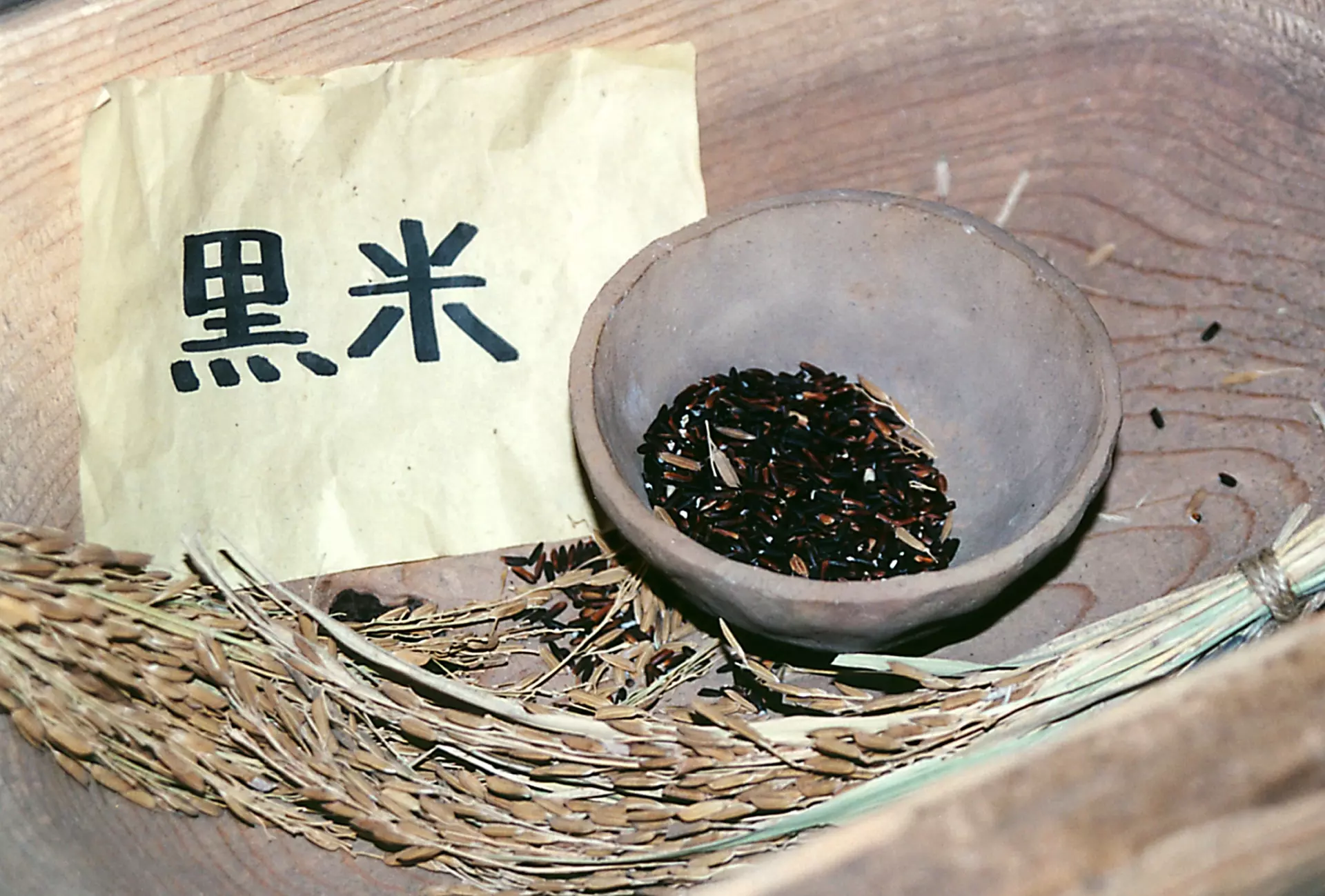 紫黑色黑米米粒特寫，黑米又叫黑糙米，煮成黑米飯前要先掌握泡水與水量比例