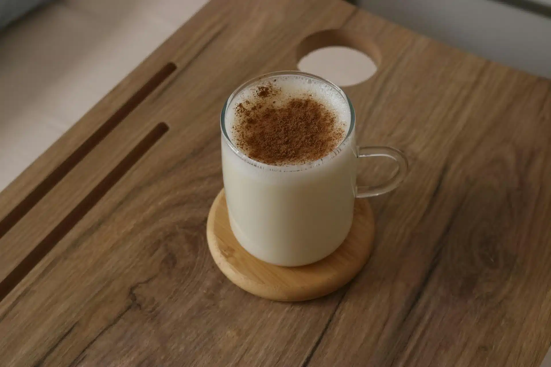 一杯溫熱黑芝麻豆漿飲裝在玻璃杯中的早晨芝麻飲情境