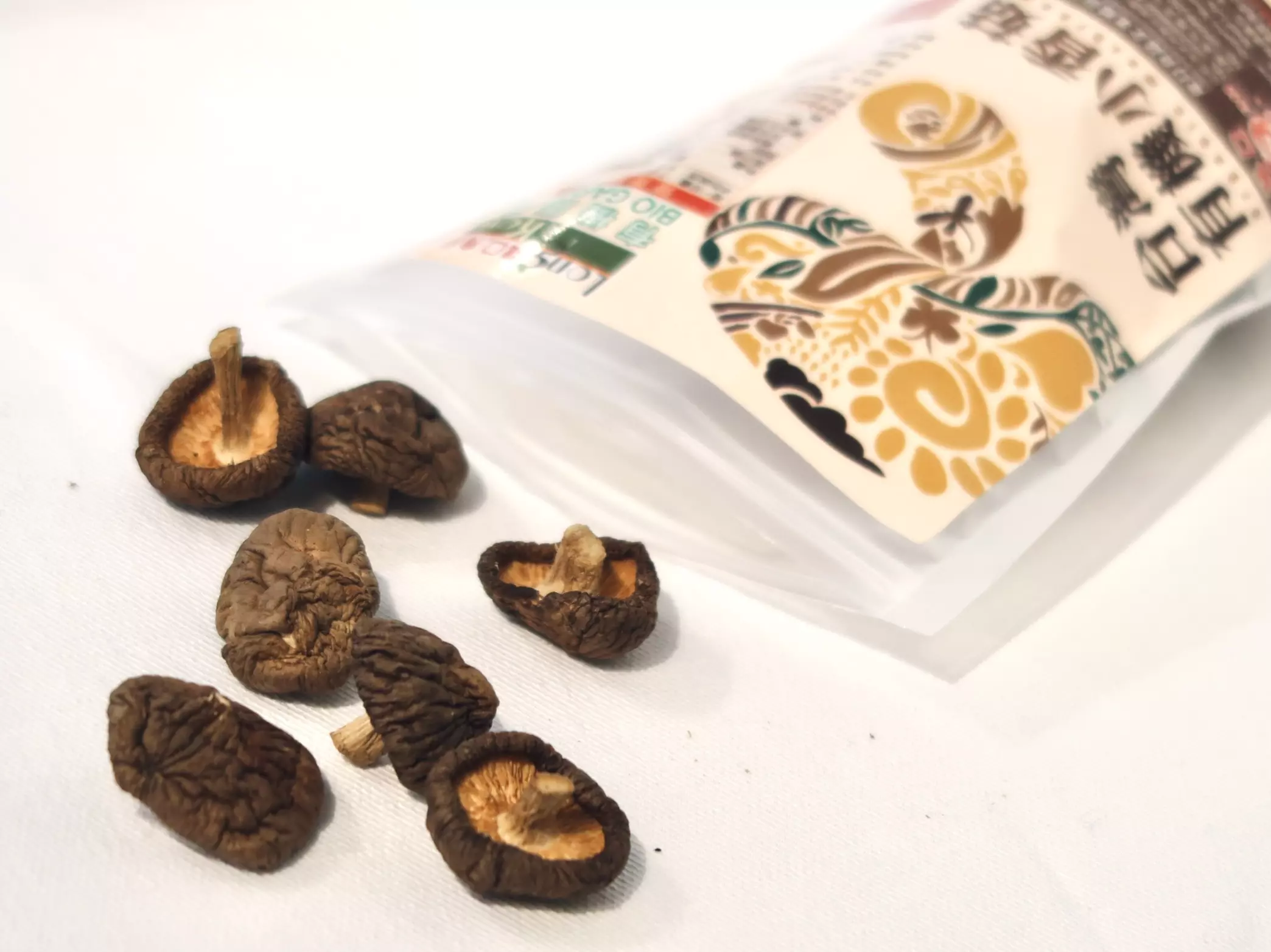 龍口有機小香菇商品包裝與乾燥菇體展示