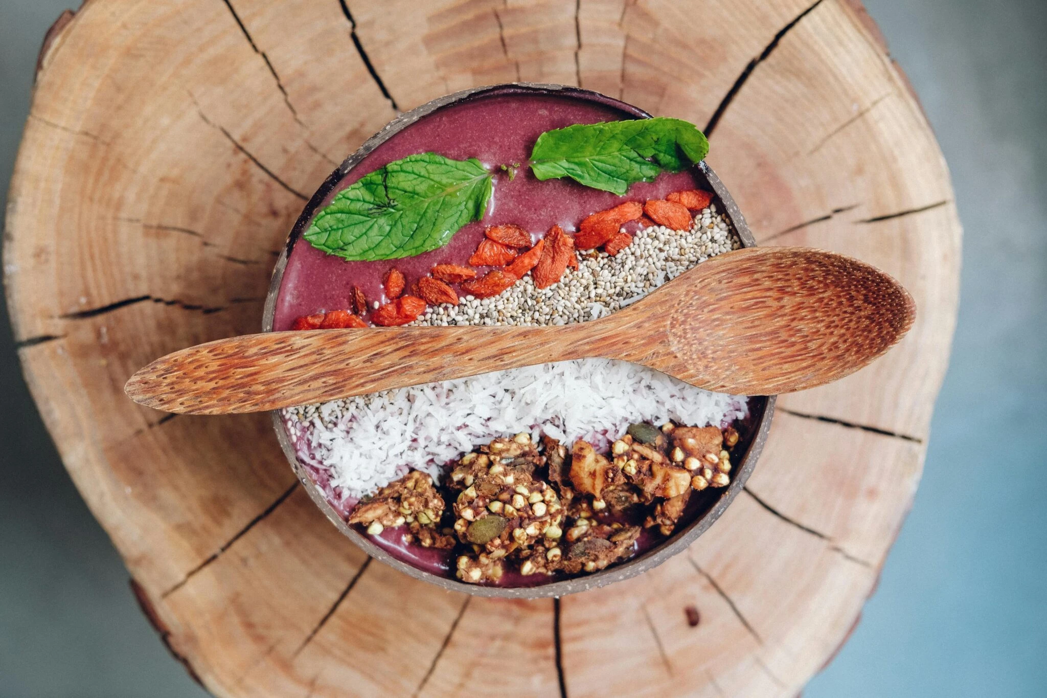 Acai 果碗裝配上冰果、堅果、藍莓與薄荷葉，omega3 在日常飲食中含量示範